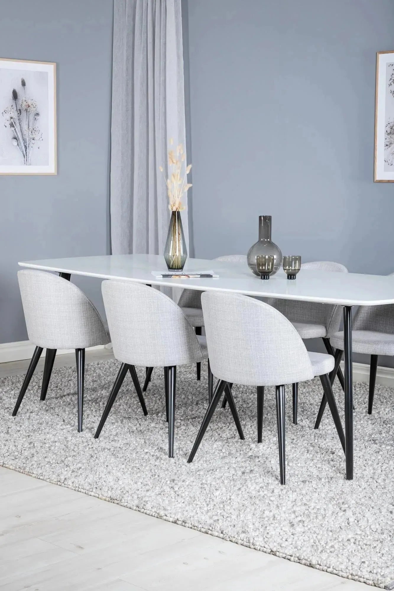 Modernes Esszimmer Set Polar mit stilvollen Velvet-Stühlen.