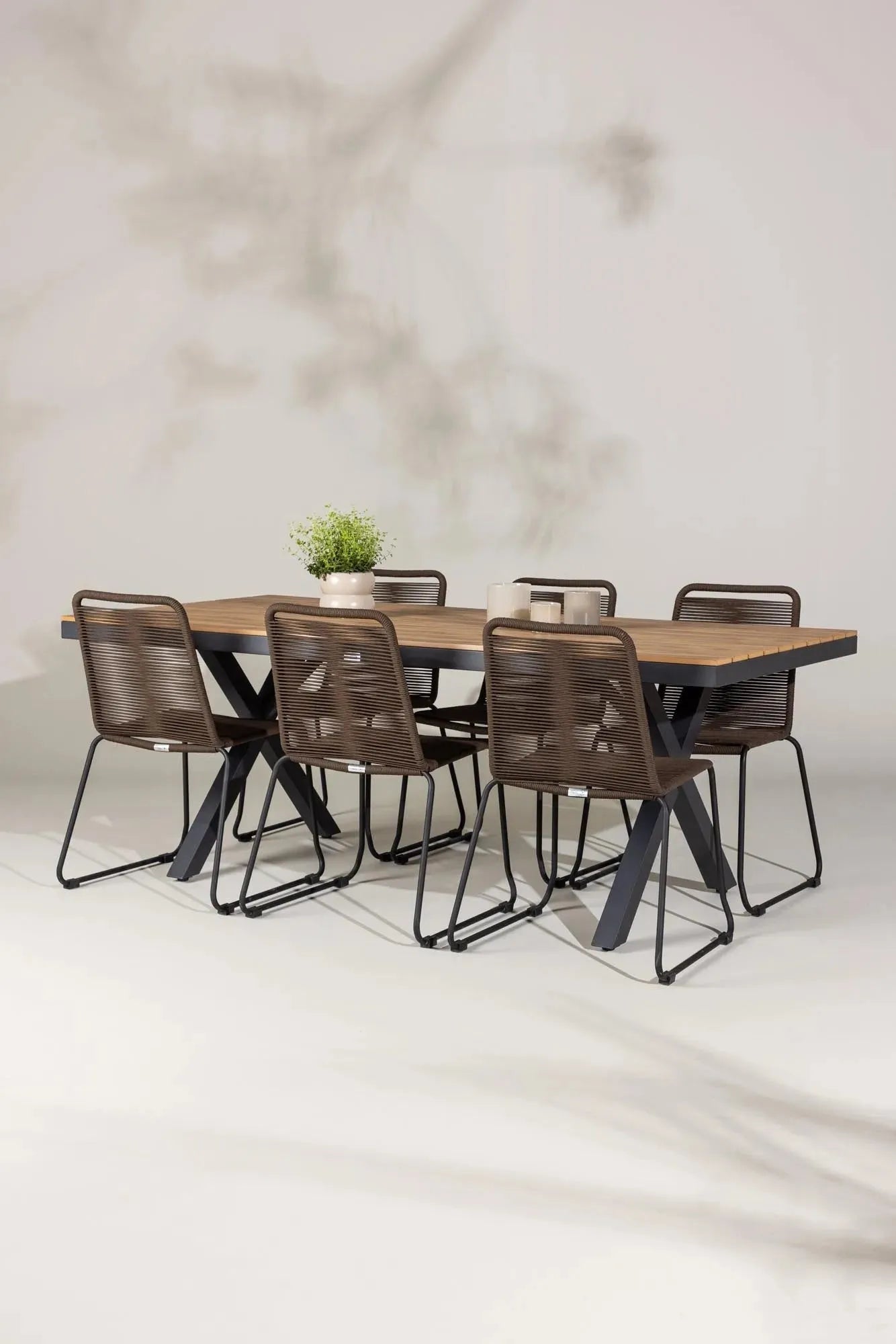 Elegantes Esszimmer-Set: Moderner Tisch mit Holzfurnier und Aluminiumbeinen, komfortable Stühle für stilvolle Mahlzeiten.