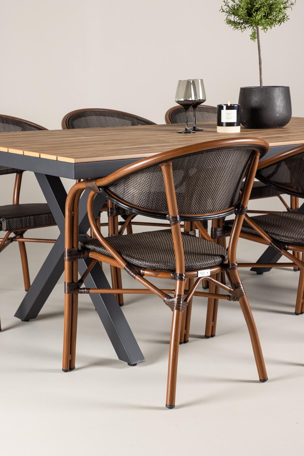 Garcia Gartentisch Set + Vila Real in Schwarz/Schwarz/Braun präsentiert im Onlineshop von KAQTU Design AG. Gartentischset ist von Venture Home