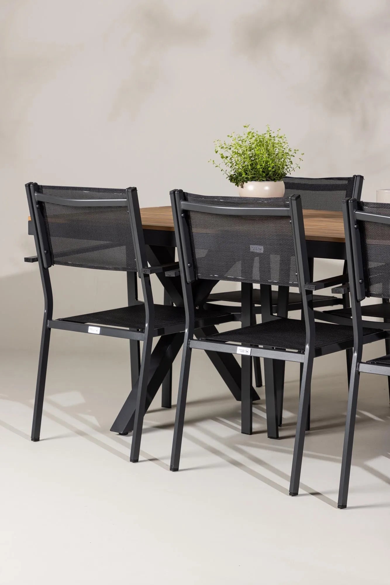 Elegantes Esszimmer-Set: Modernes Design trifft auf Komfort und Langlebigkeit. Perfekt für stilvolle Abende.
