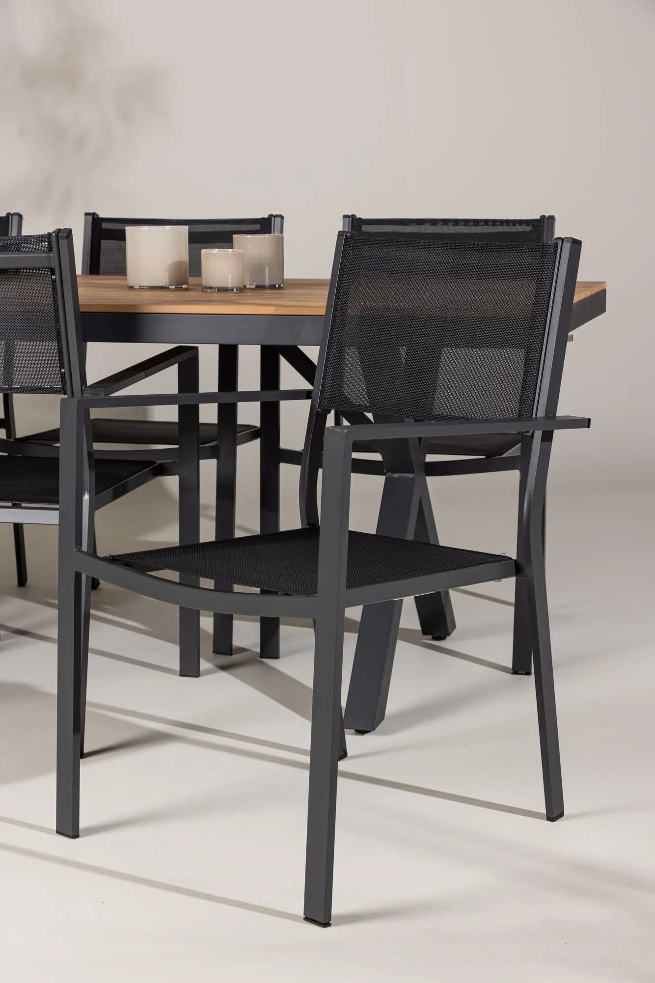 Elegantes Esszimmer-Set: Modernes Design trifft auf Komfort und Langlebigkeit. Perfekt für stilvolle Abende.