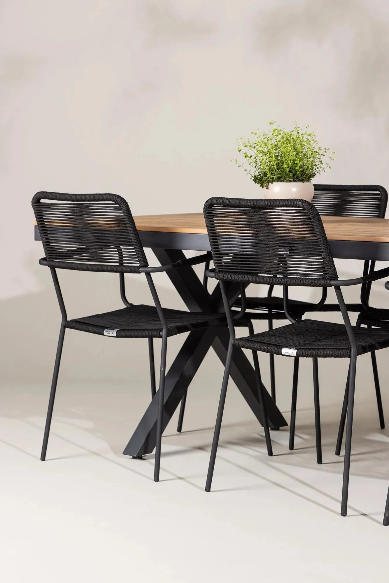 Elegantes Esszimmerset mit modernem Design, langlebigem Furnier und stabilen Aluminiumbeinen für stilvolle Abende.