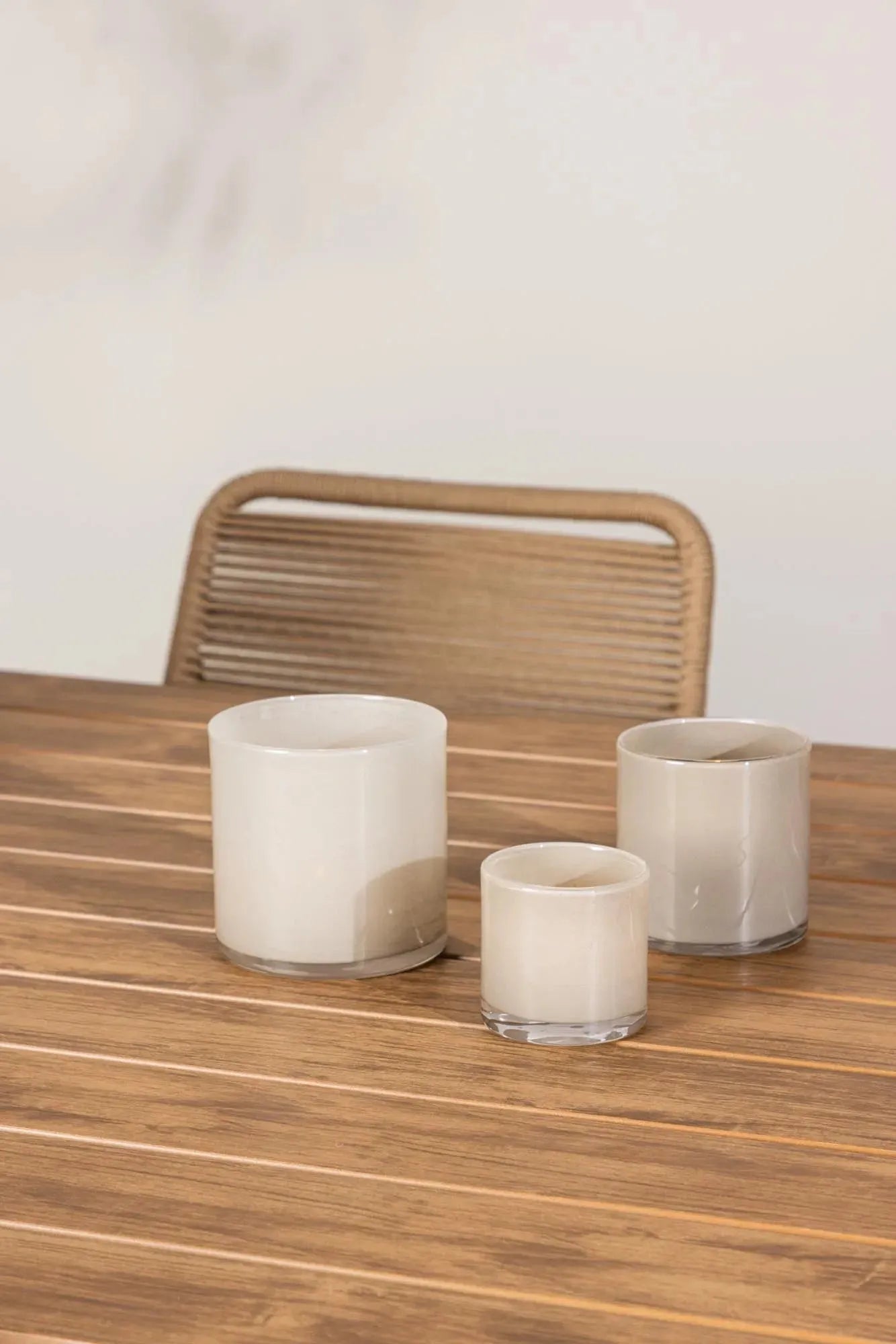 Elegantes Esszimmerset mit modernem Design, langlebigem Furnier und stabilen Aluminiumbeinen für stilvolle Abende.