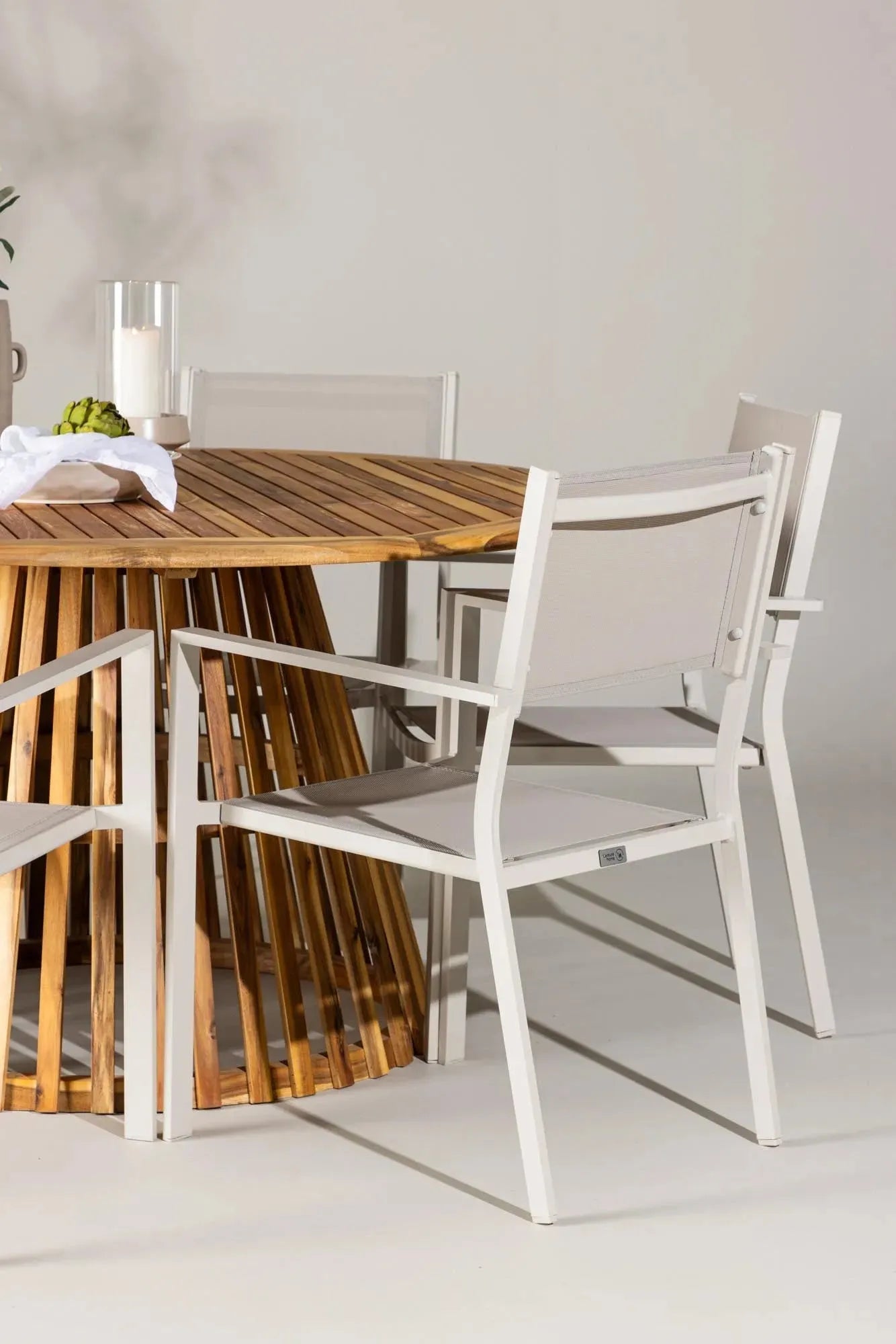 Elegantes Esszimmer-Set Tucumán rund mit 6 Copacabana Stühlen.