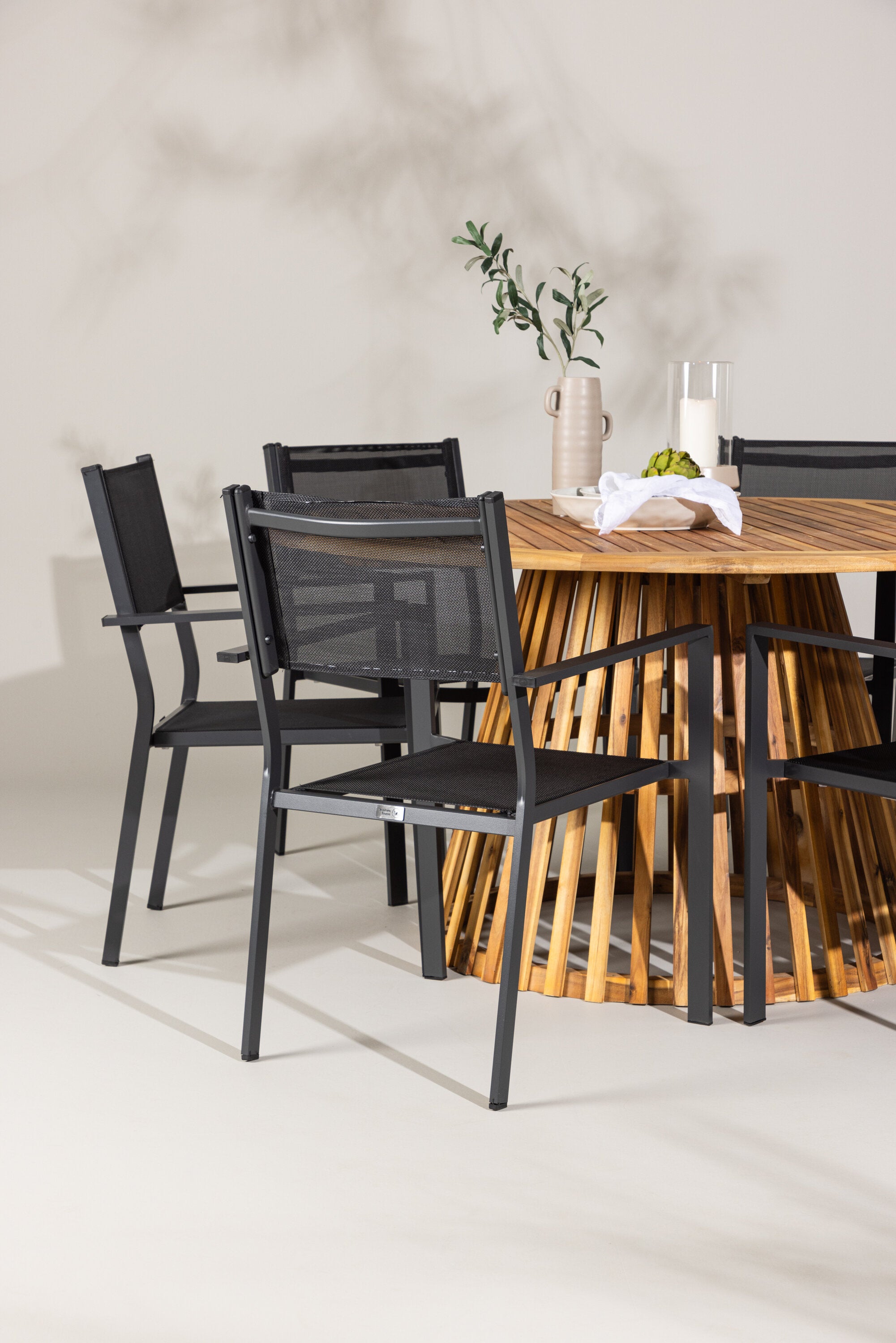 Tucumán Gartentisch Set rund + 6 x Copacabana in Natur/Schwarz präsentiert im Onlineshop von KAQTU Design AG. Gartentischset ist von Venture Home