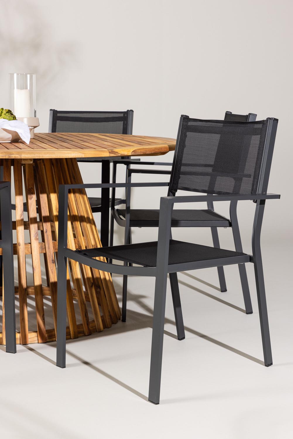 Tucumán Gartentisch Set rund + 6 x Copacabana in Natur/Schwarz präsentiert im Onlineshop von KAQTU Design AG. Gartentischset ist von Venture Home