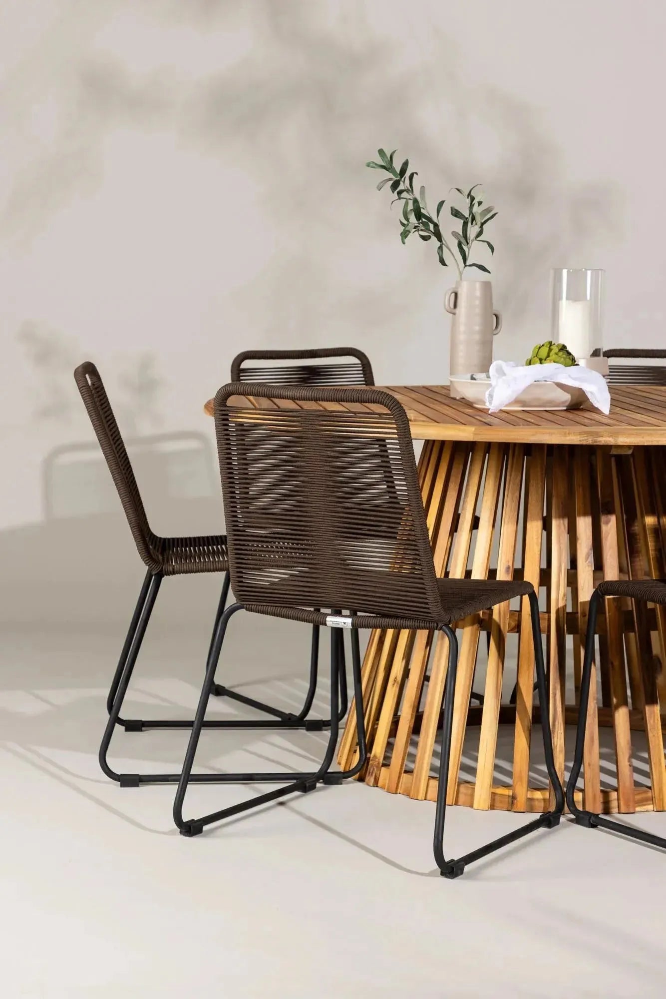 Modernes Tucumán Set: Runder Tisch mit 6 Lindos-Stühlen von Venture.