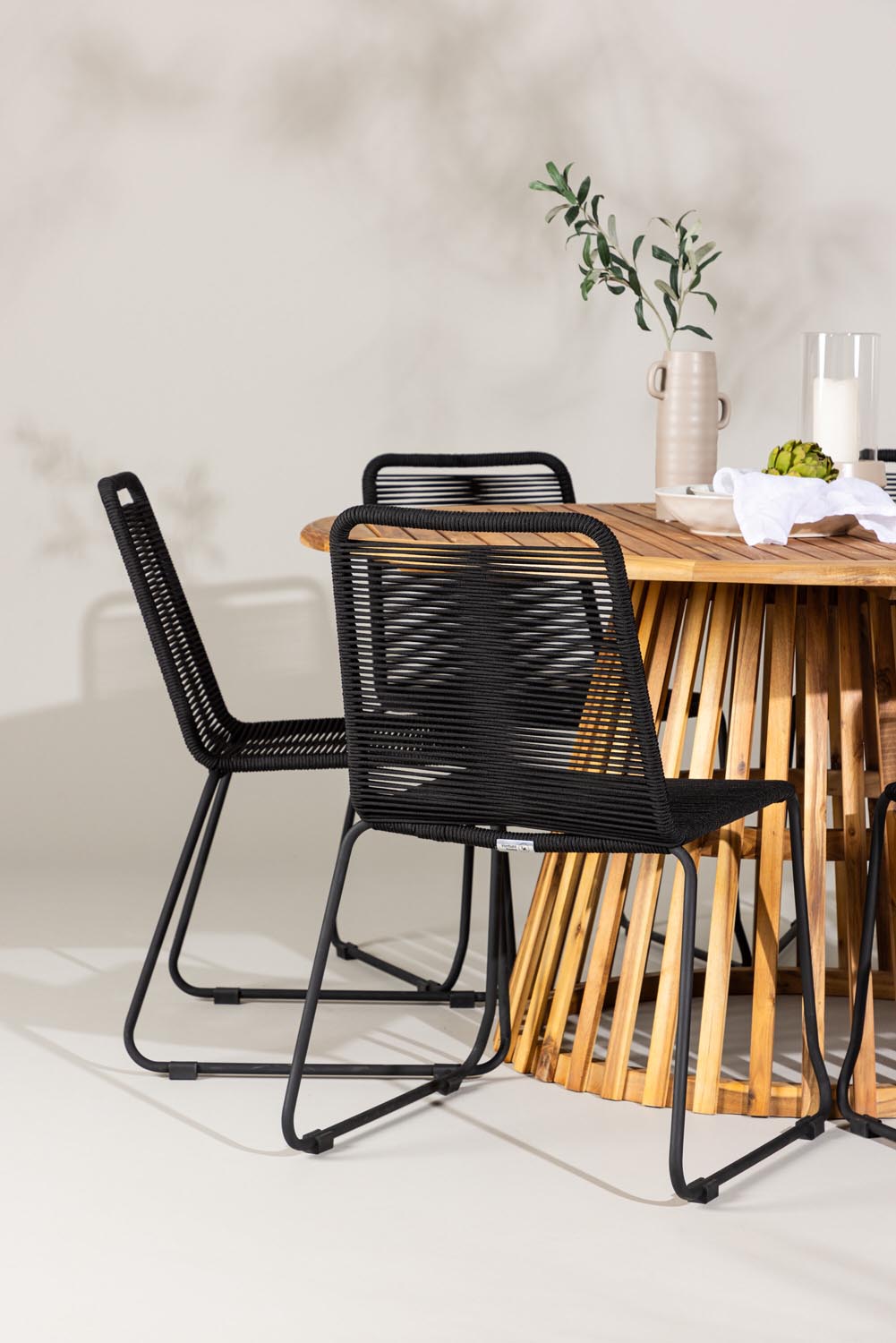 Tucumán Gartentisch Set rund + 6 x Lindos stapelbar in Natur/Schwarz präsentiert im Onlineshop von KAQTU Design AG. Gartentischset ist von Venture Home