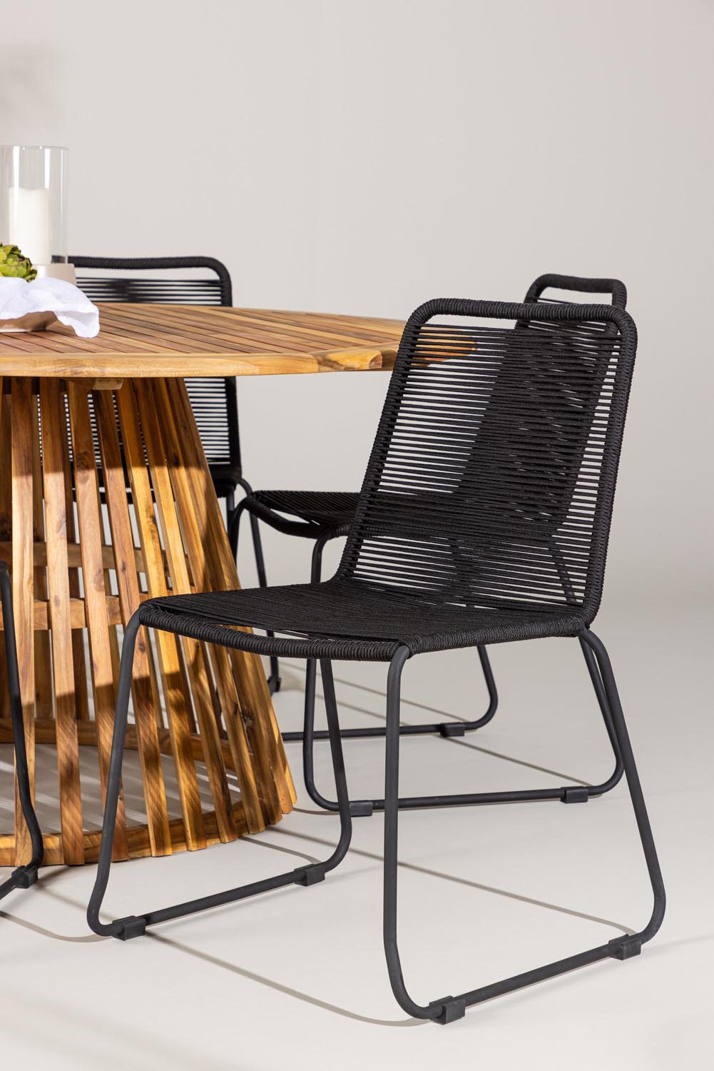Tucumán Gartentisch Set rund + 6 x Lindos stapelbar in Natur/Schwarz präsentiert im Onlineshop von KAQTU Design AG. Gartentischset ist von Venture Home