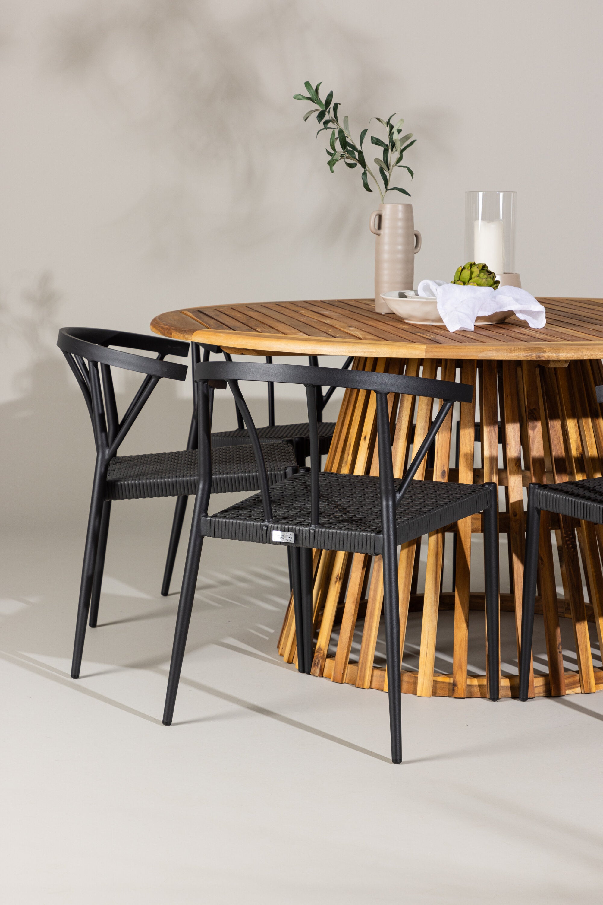 Tucumán Gartentisch Set rund + 6 x Stina in Natur/Schwarz präsentiert im Onlineshop von KAQTU Design AG. Gartentischset ist von Venture Home