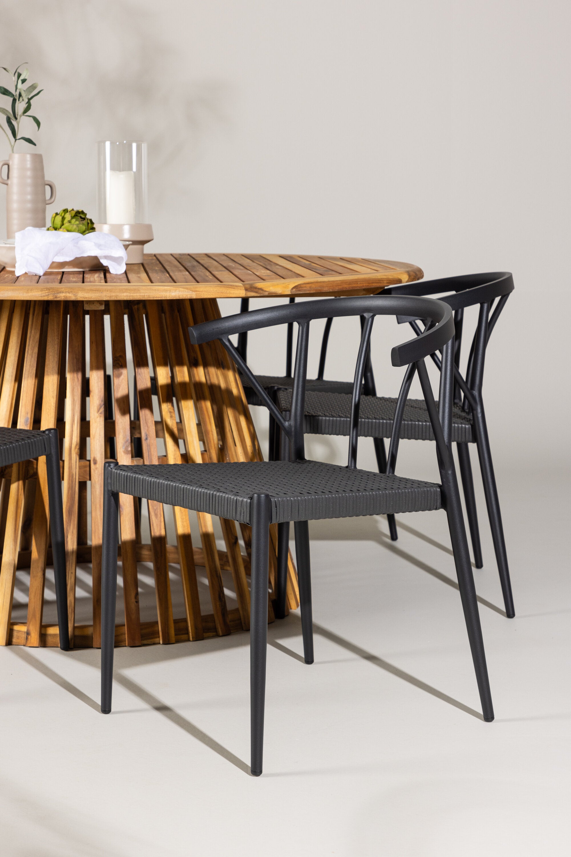 Tucumán Gartentisch Set rund + 6 x Stina in Natur/Schwarz präsentiert im Onlineshop von KAQTU Design AG. Gartentischset ist von Venture Home