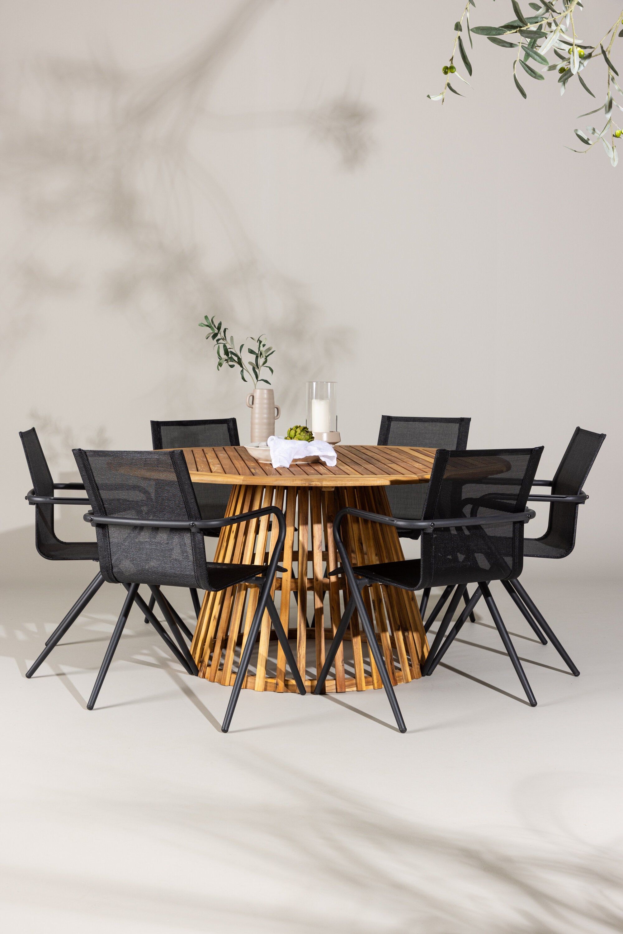 Tucumán Gartentisch Set rund + 6 x Alina in Natur/Schwarz präsentiert im Onlineshop von KAQTU Design AG. Gartentischset ist von Venture Home