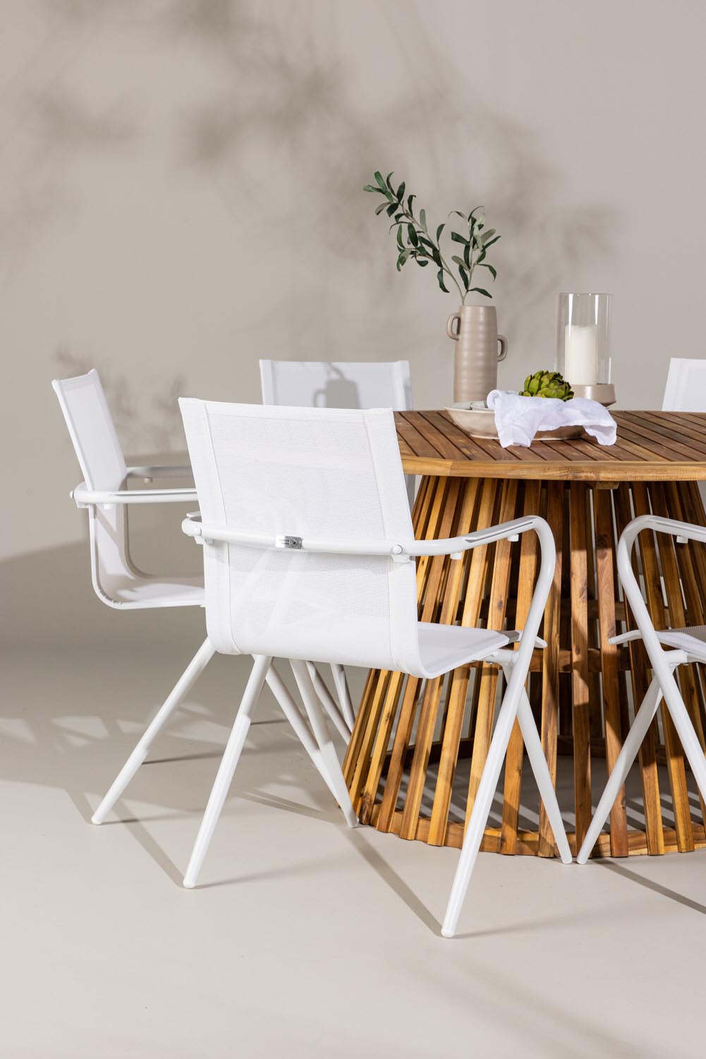 Tucumán Gartentisch Set rund + 6 x Alina in Natur/Weiss präsentiert im Onlineshop von KAQTU Design AG. Gartentischset ist von Venture Home