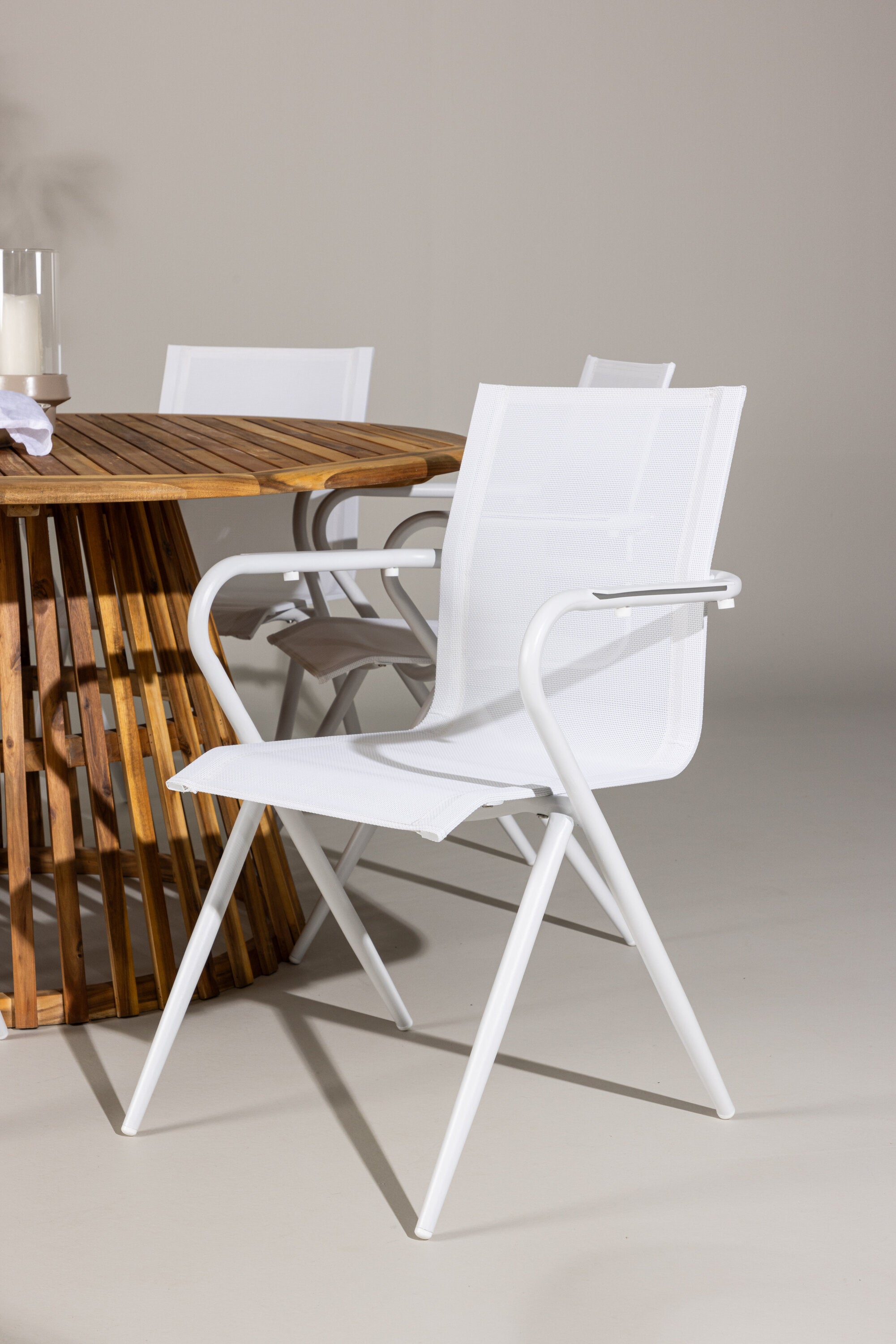Tucumán Gartentisch Set rund + 6 x Alina in Natur/Weiss präsentiert im Onlineshop von KAQTU Design AG. Gartentischset ist von Venture Home
