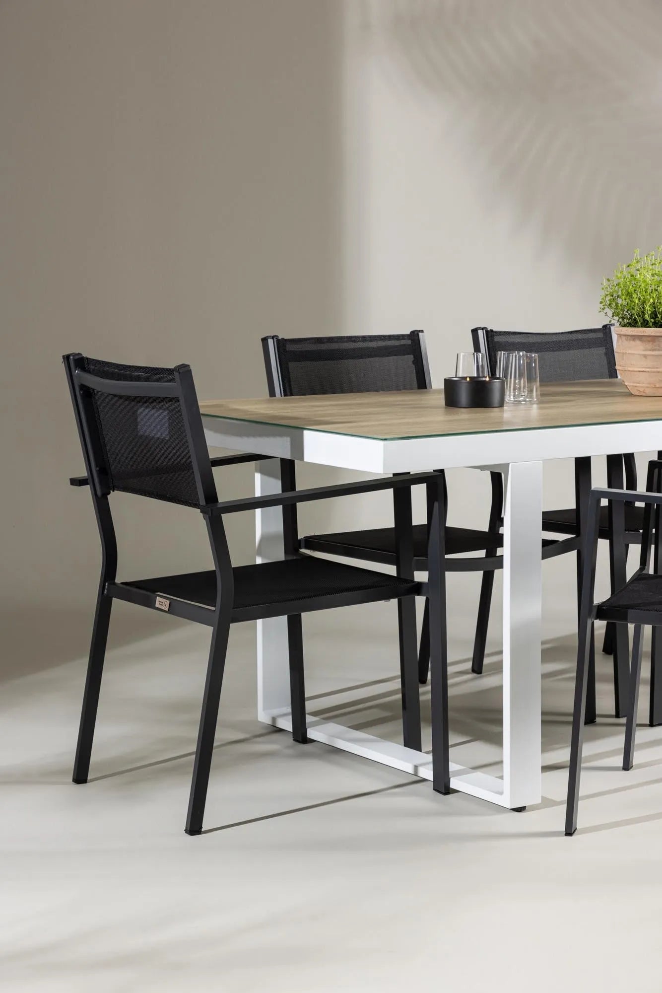 Elegantes Esszimmerset aus Glas und Aluminium, bietet Komfort und Stil für unvergessliche Momente.