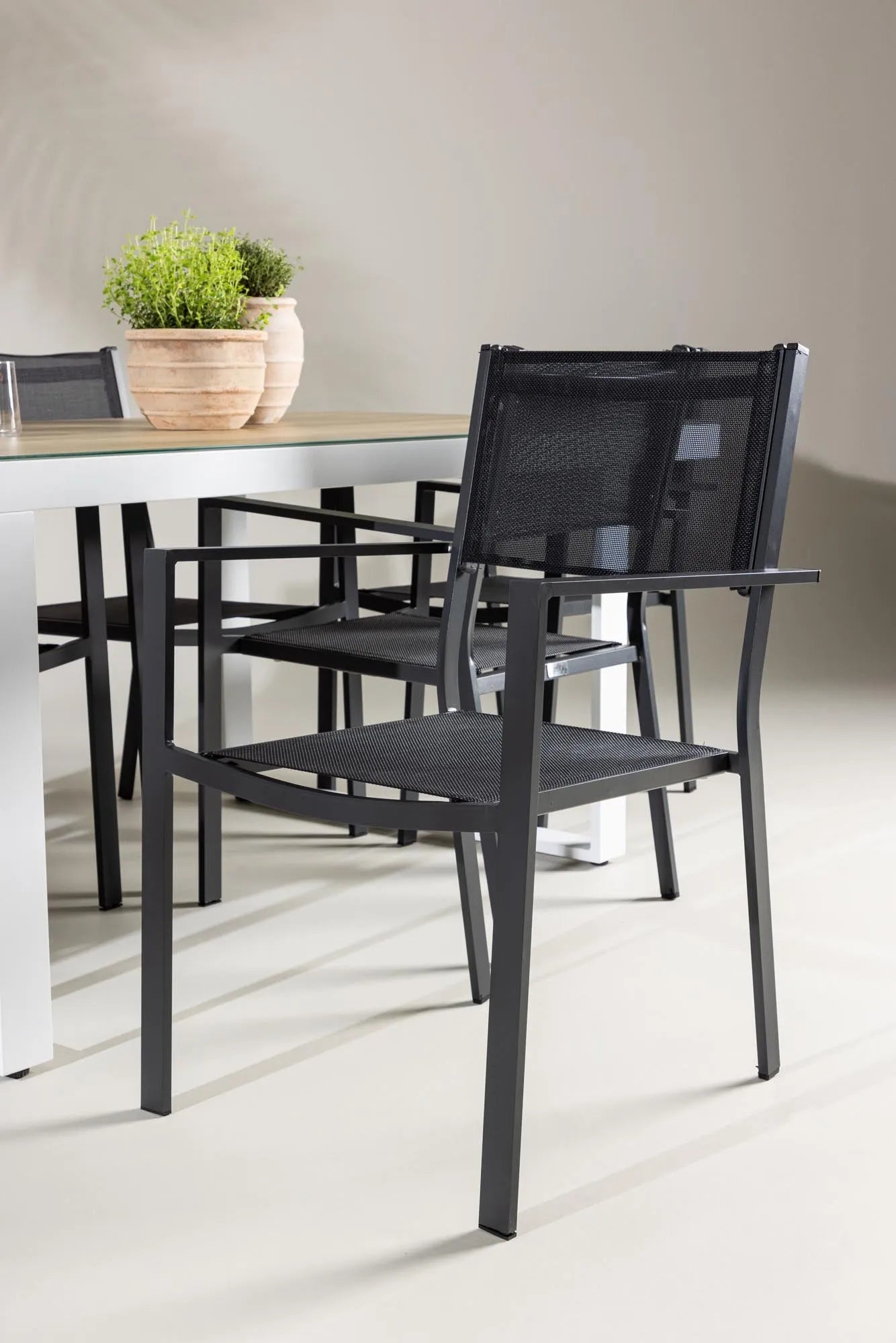 Elegantes Esszimmerset aus Glas und Aluminium, bietet Komfort und Stil für unvergessliche Momente.