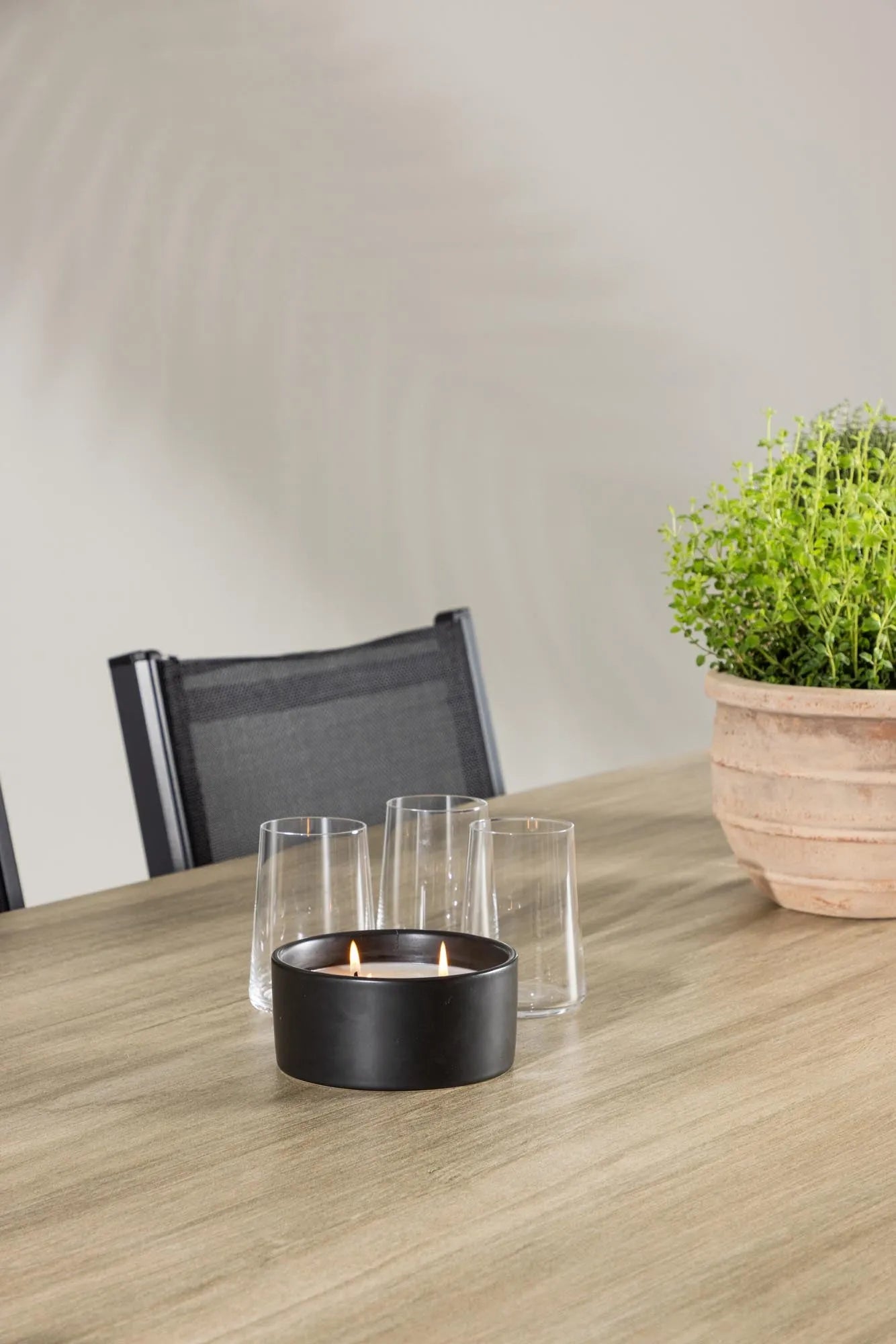Elegantes Esszimmerset aus Glas und Aluminium, bietet Komfort und Stil für unvergessliche Momente.
