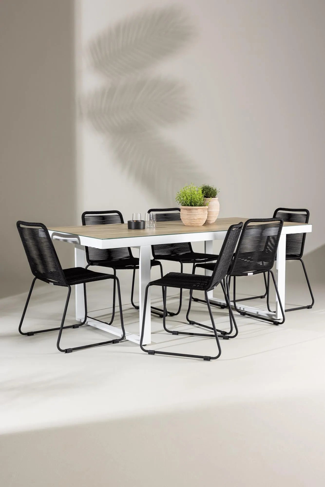 Elegantes Esszimmerset aus Glas und Aluminium, bietet Komfort und Stil für unvergessliche Momente.