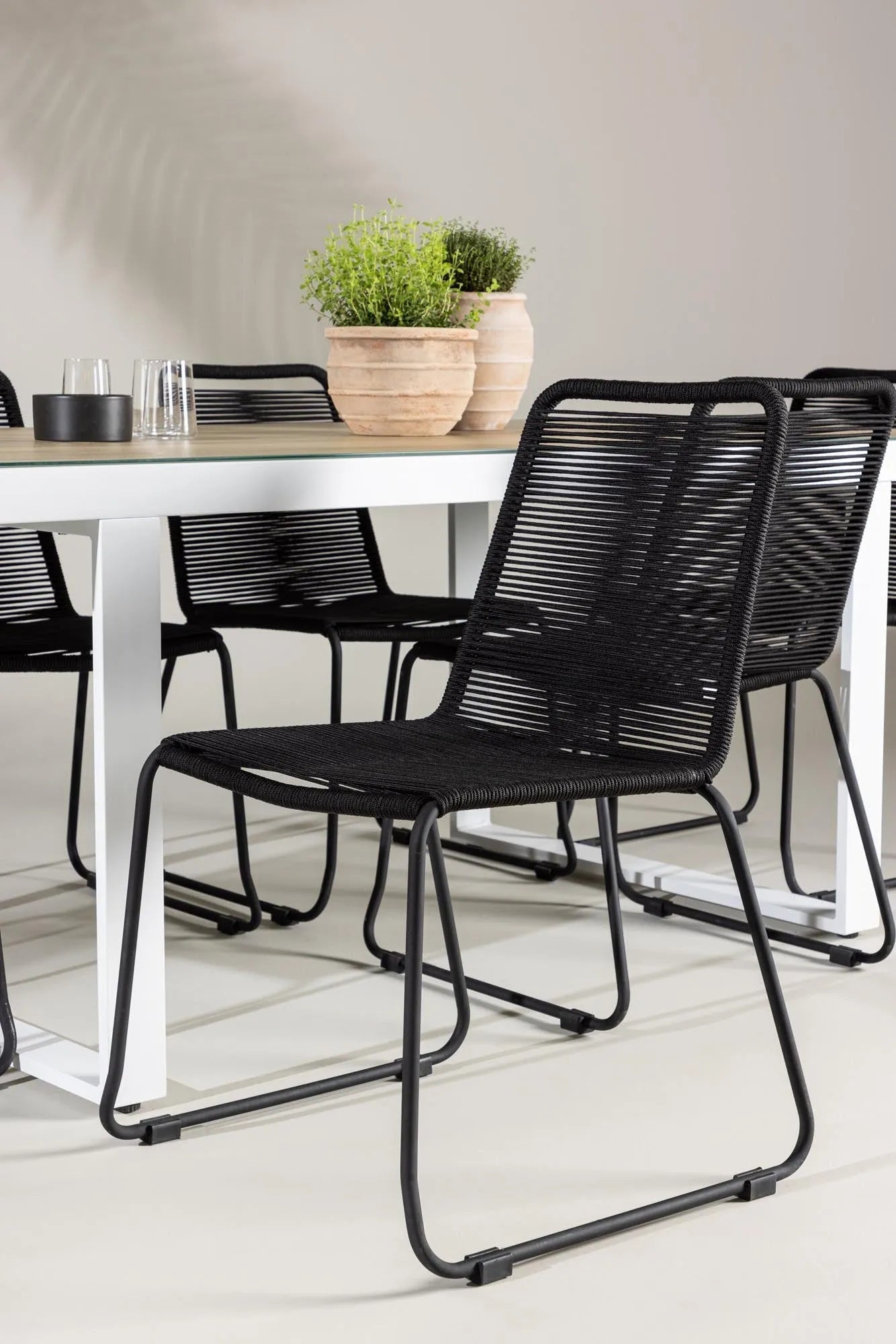 Stilvolles Merlo Gartentisch-Set mit Lindos-Stühlen von Venture Home, perfekt für moderne Gärten und Terrassen.
