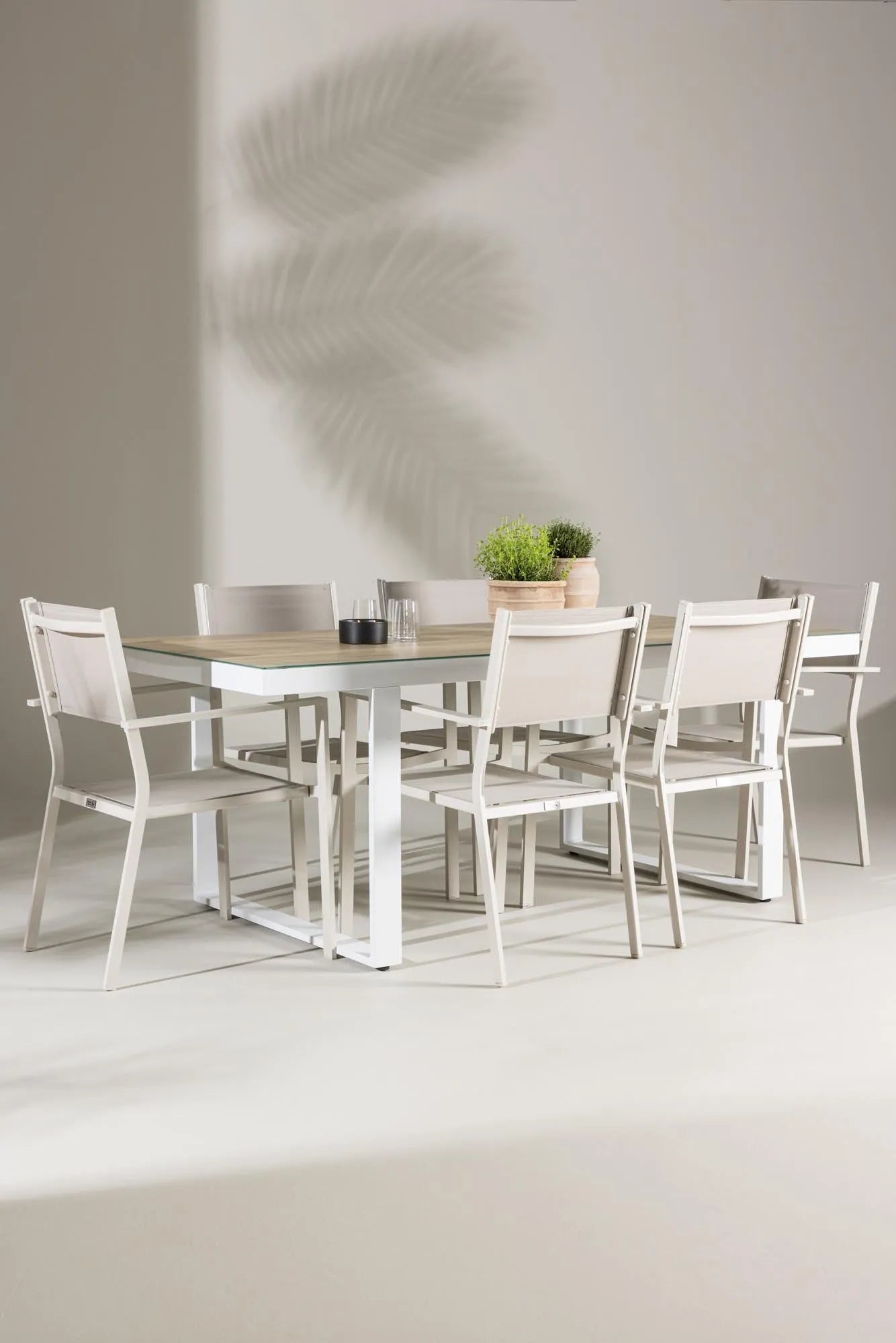Elegantes Esszimmerset aus Glas und Aluminium, bietet Komfort und Stil für unvergessliche Momente.