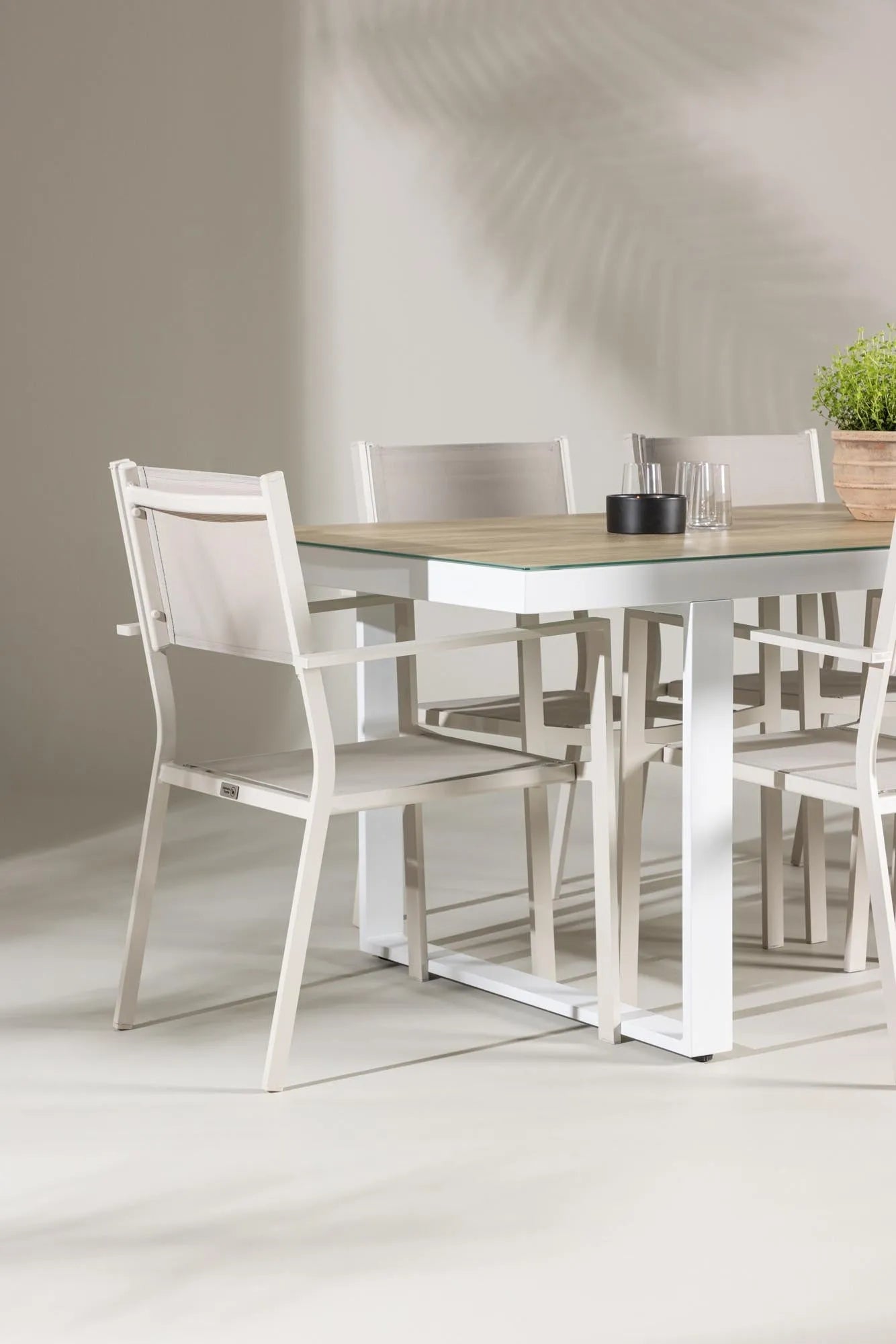 Elegantes Esszimmerset aus Glas und Aluminium, bietet Komfort und Stil für unvergessliche Momente.