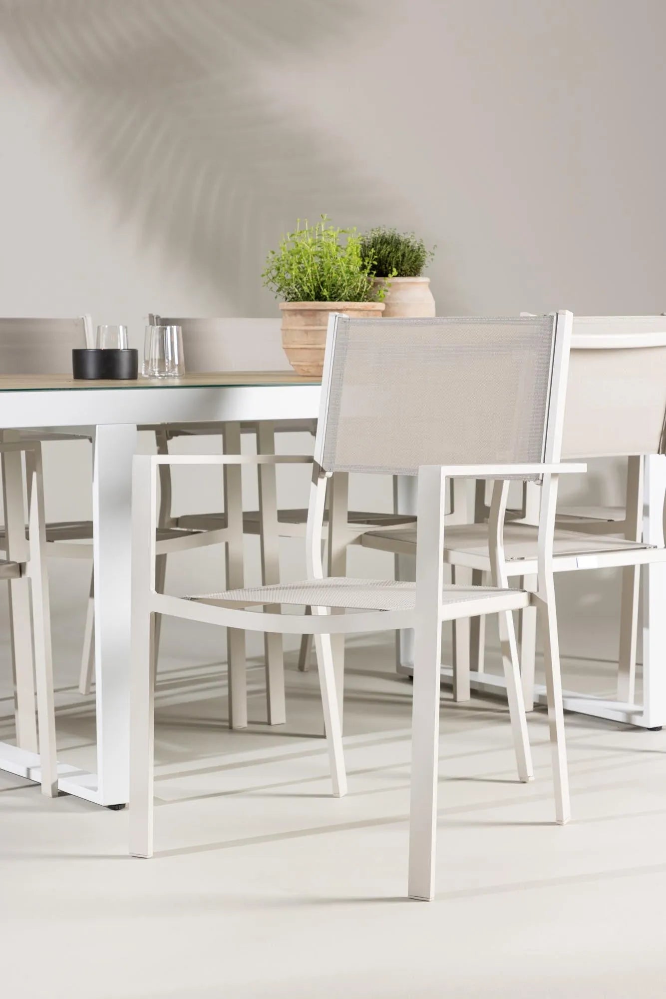 Elegantes Esszimmerset aus Glas und Aluminium, bietet Komfort und Stil für unvergessliche Momente.