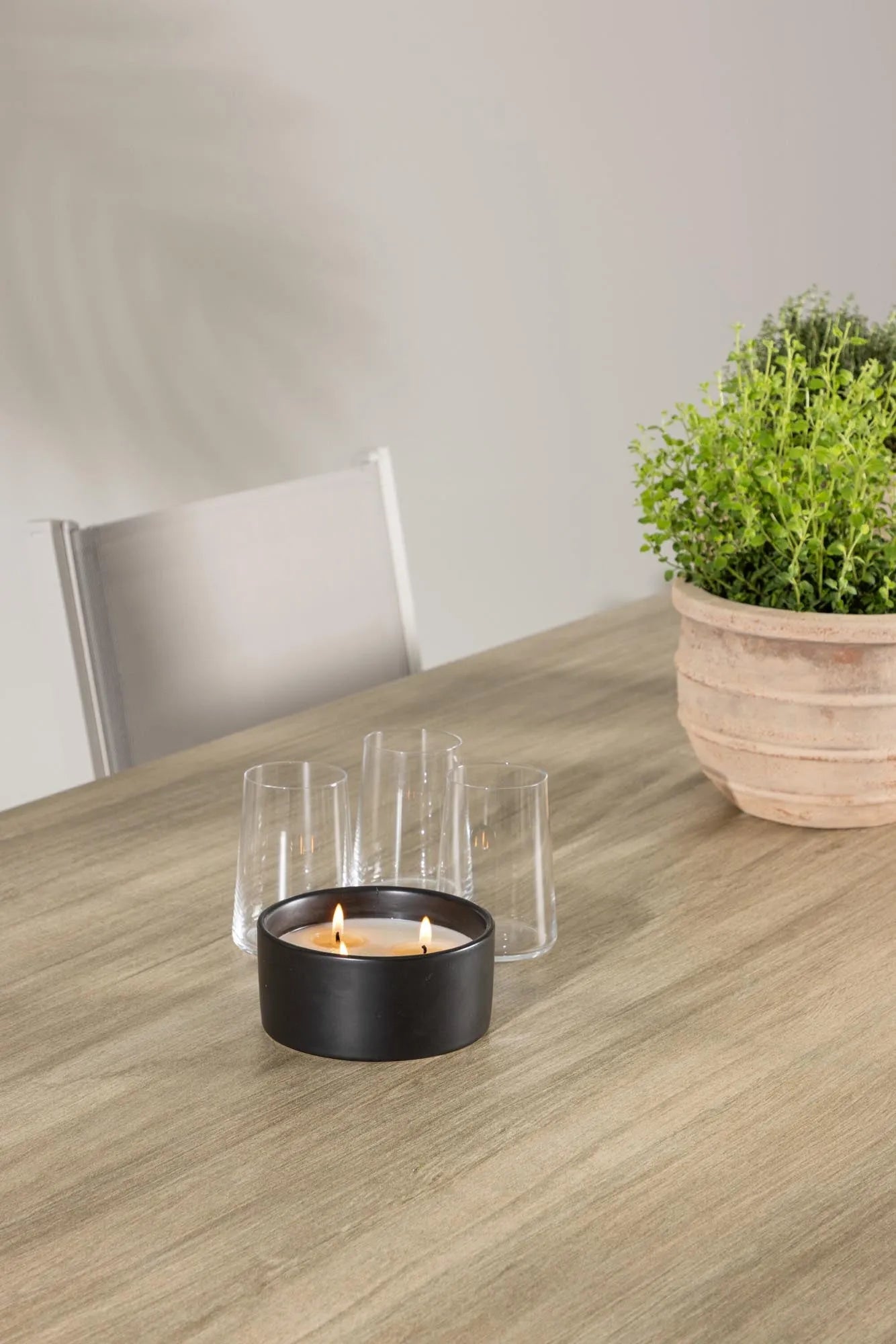 Elegantes Esszimmerset aus Glas und Aluminium, bietet Komfort und Stil für unvergessliche Momente.