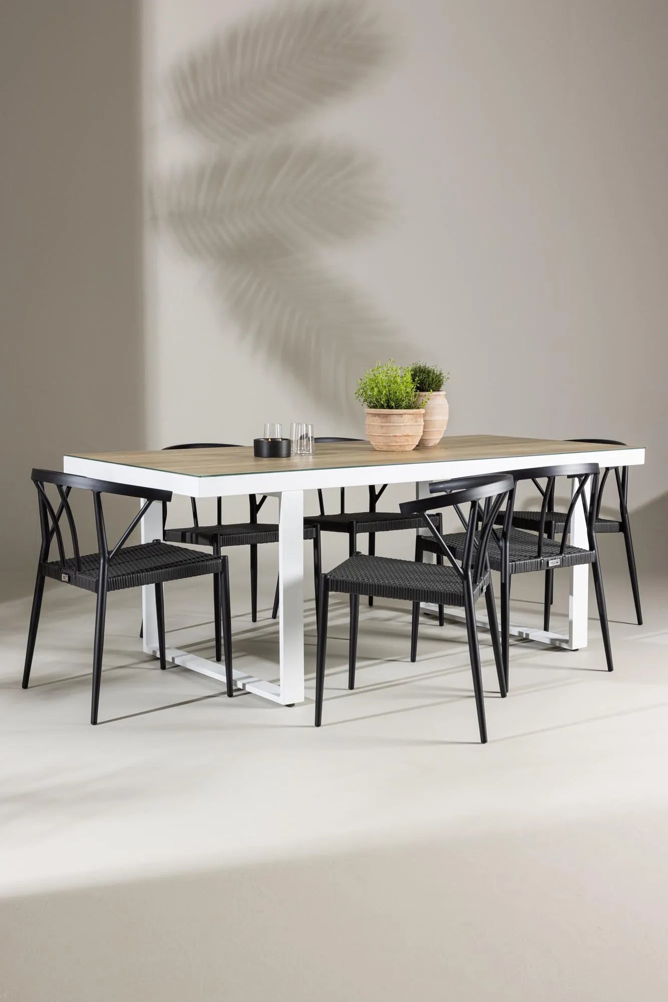 Elegantes Esszimmerset aus Glas und Aluminium, modern und komfortabel, ideal für stilvolle Mahlzeiten.