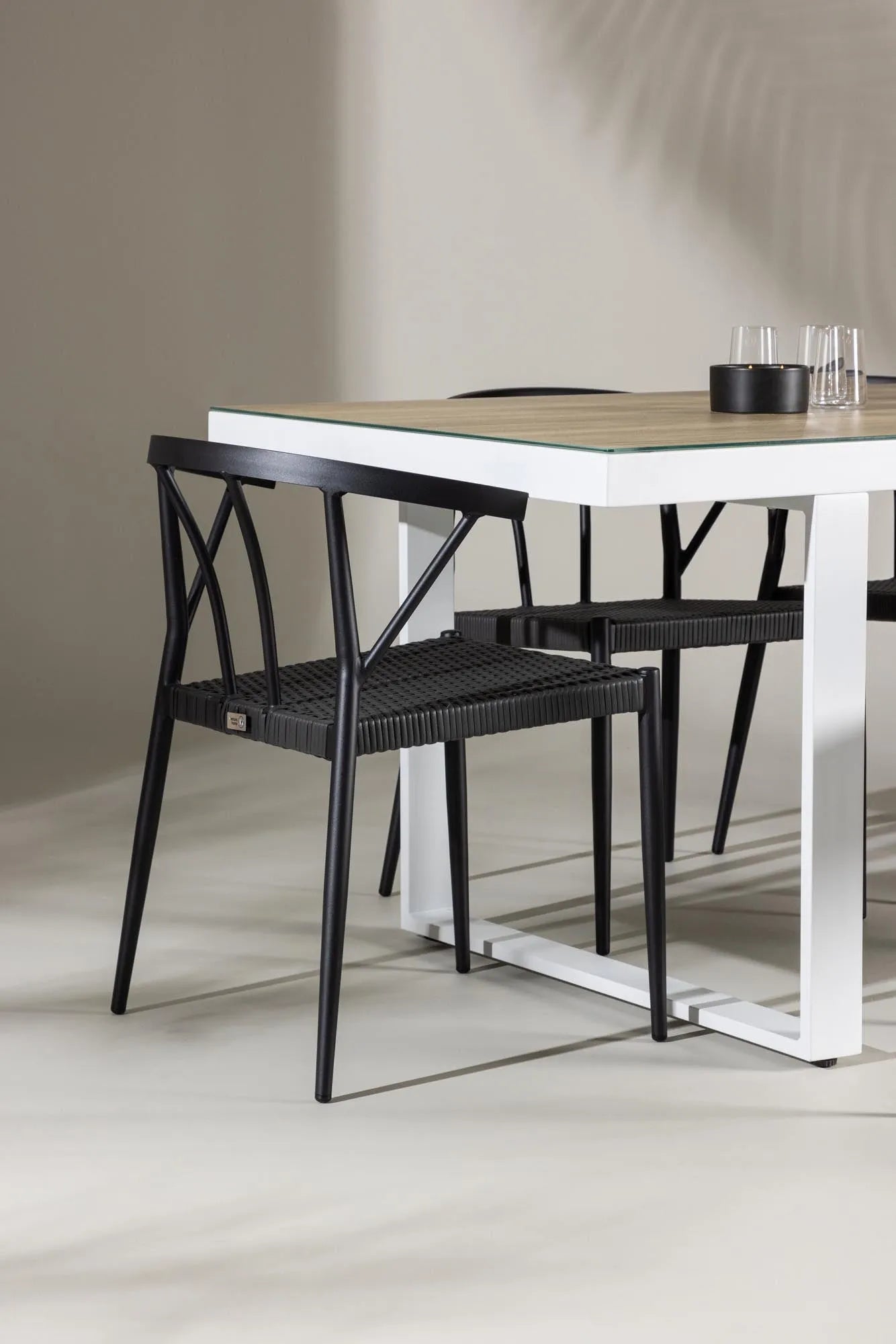 Elegantes Merlo Gartentisch Set mit Stina Stühlen von Venture Home, ideal für stilvolle Gartenmomente und gemütliche Zusammenkünfte.