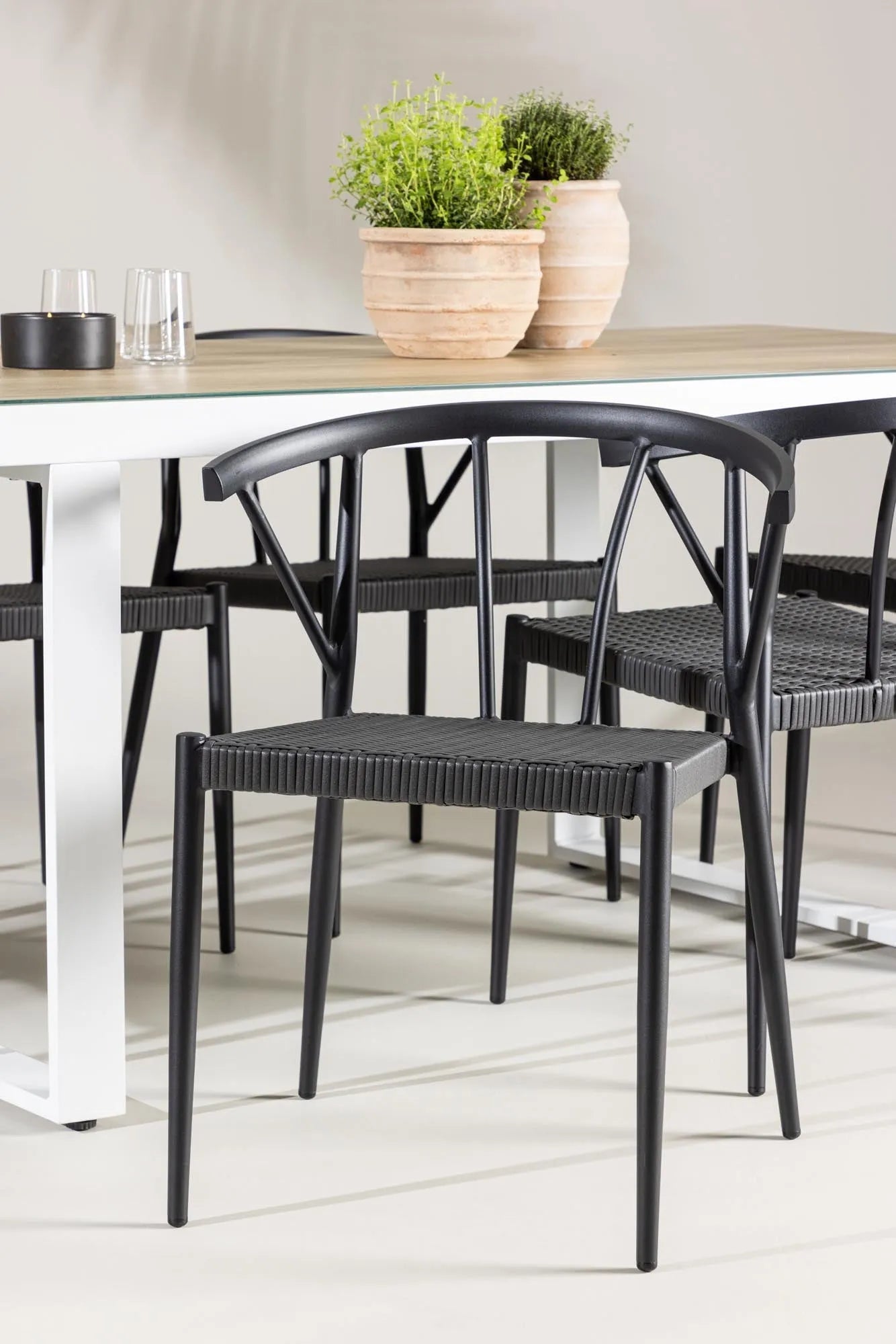 Stilvolles Merlo Gartentisch Set mit Stina Stühlen von Venture Home, perfekt für entspannte Stunden im Garten oder auf der Terrasse.