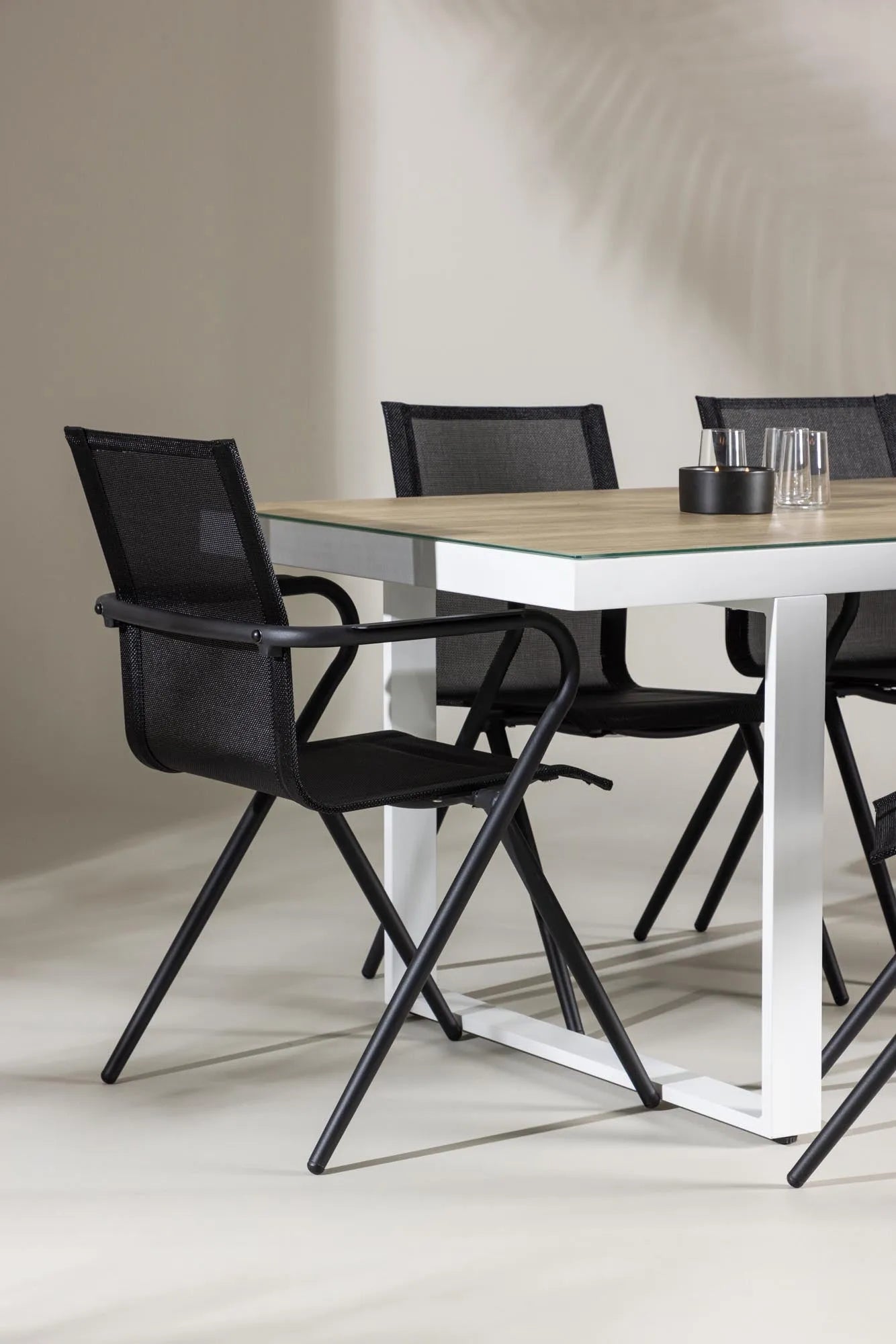 Elegantes Esszimmerset aus Glas und Aluminium, bietet Komfort und Stil für unvergessliche Momente mit Familie und Freunden.