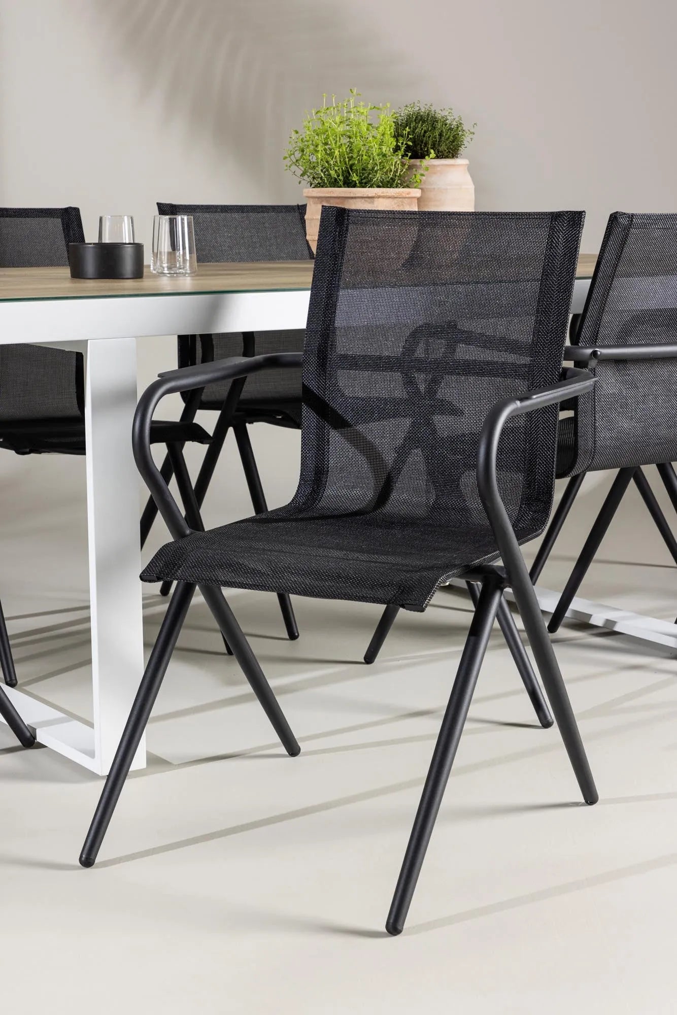 Elegantes Esszimmerset aus Glas und Aluminium, bietet Komfort und Stil für unvergessliche Momente mit Familie und Freunden.