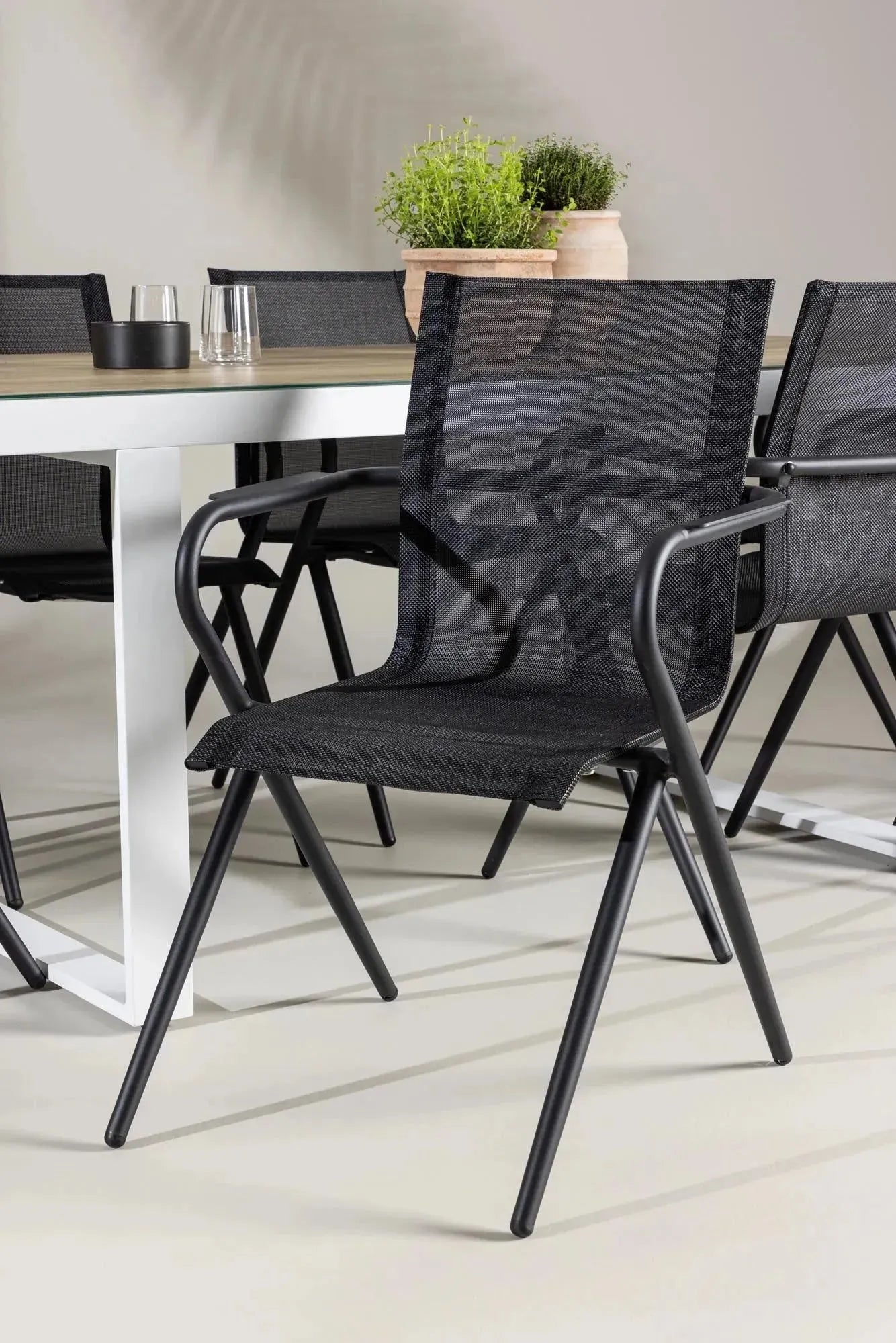 Stilvolles Merlo Gartentisch-Set mit Alina-Stühlen von Venture Home, perfekt für entspannte Stunden im Garten.