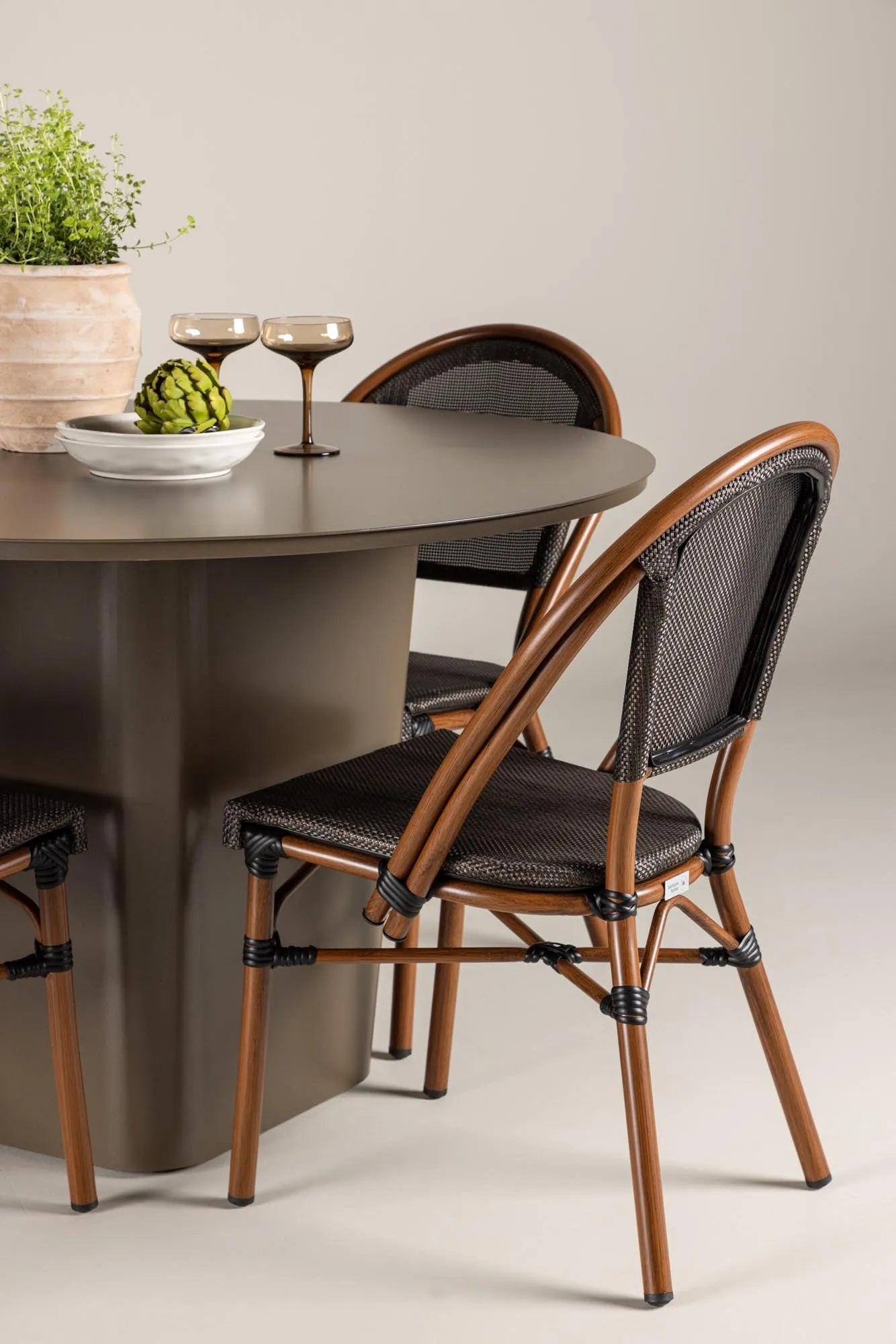Elegantes, rundes Esszimmerset aus Aluminium, wetterfest, mit ergonomischen Stühlen für stilvollen Komfort.