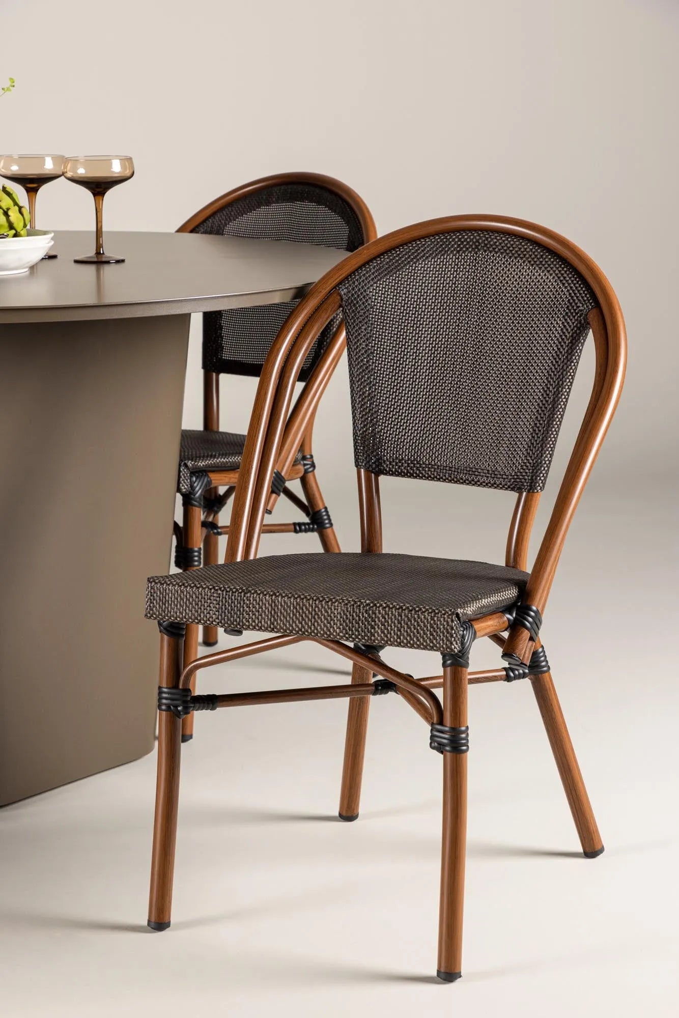 Elegantes, rundes Esszimmerset aus Aluminium, wetterfest, mit ergonomischen Stühlen für stilvollen Komfort.