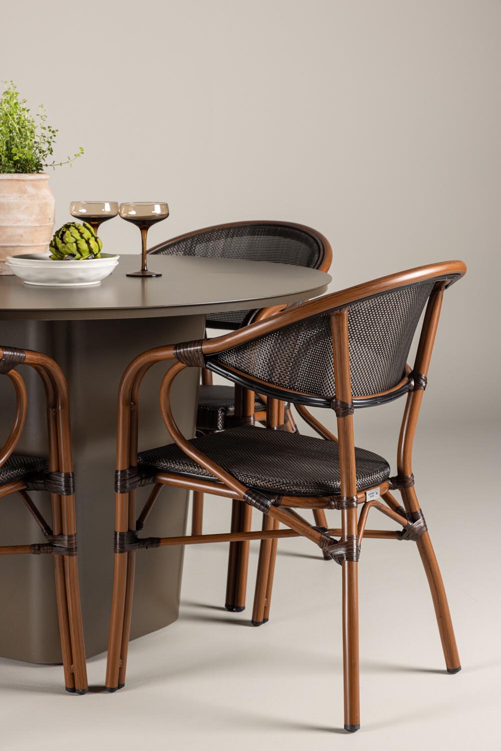 Santa Fe Gartentisch Set rund in Braun/Schwarz/Braun präsentiert im Onlineshop von KAQTU Design AG. Gartentischset ist von Venture Home