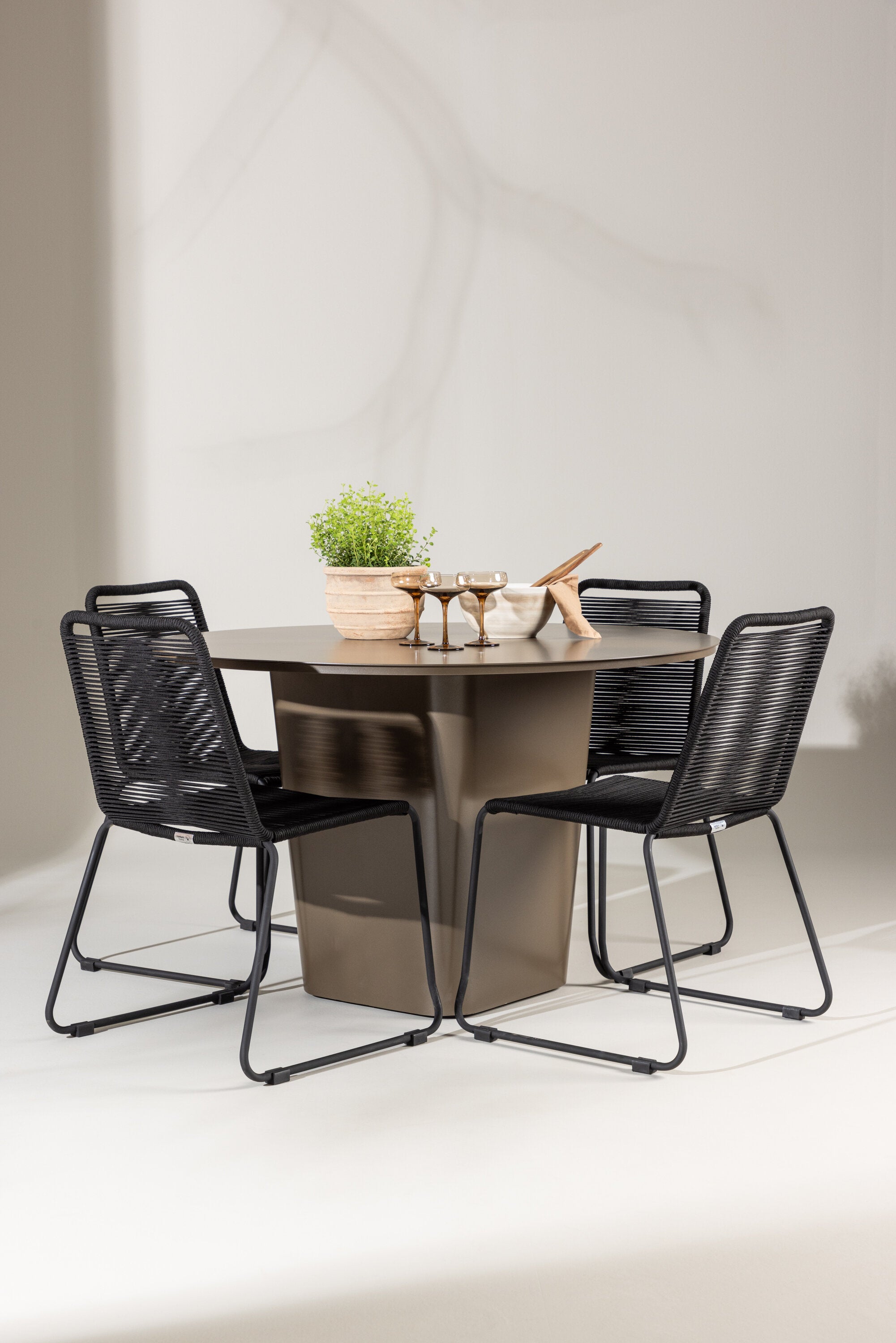 Santa Fe Gartentisch Set Lindos stapelbar in Braun schwarz präsentiert im Onlineshop von KAQTU Design AG. Gartentischset ist von Venture Home