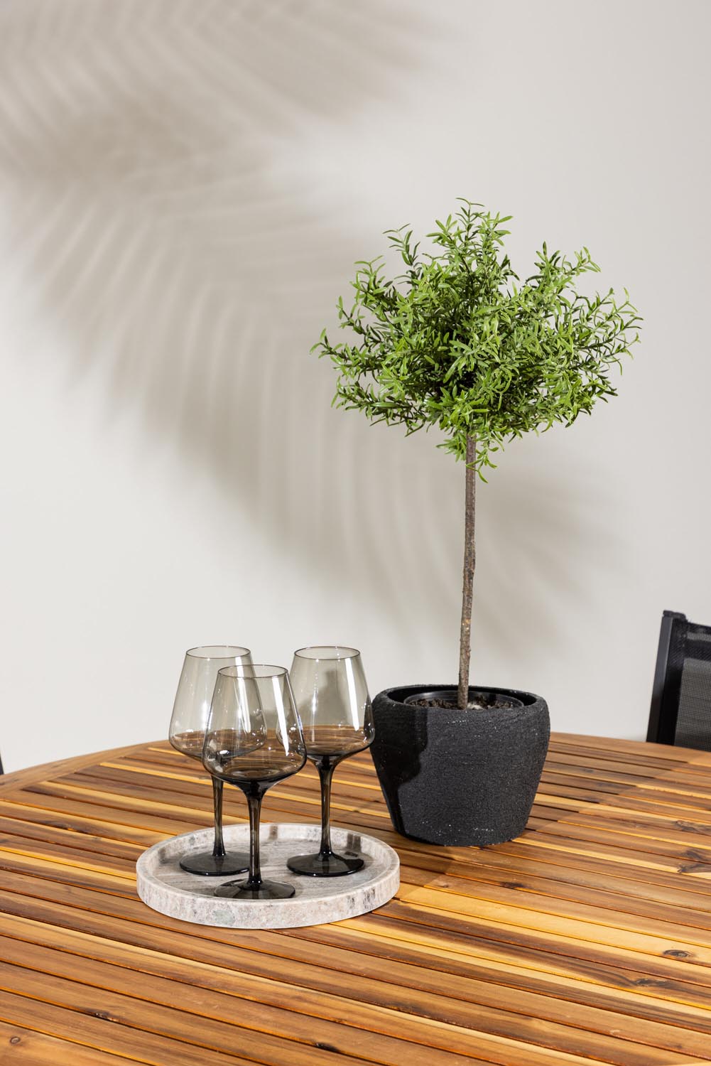 Lumpur Gartentisch Set rund + Copacabana in Natur/Schwarz präsentiert im Onlineshop von KAQTU Design AG. Gartentischset ist von Venture Home