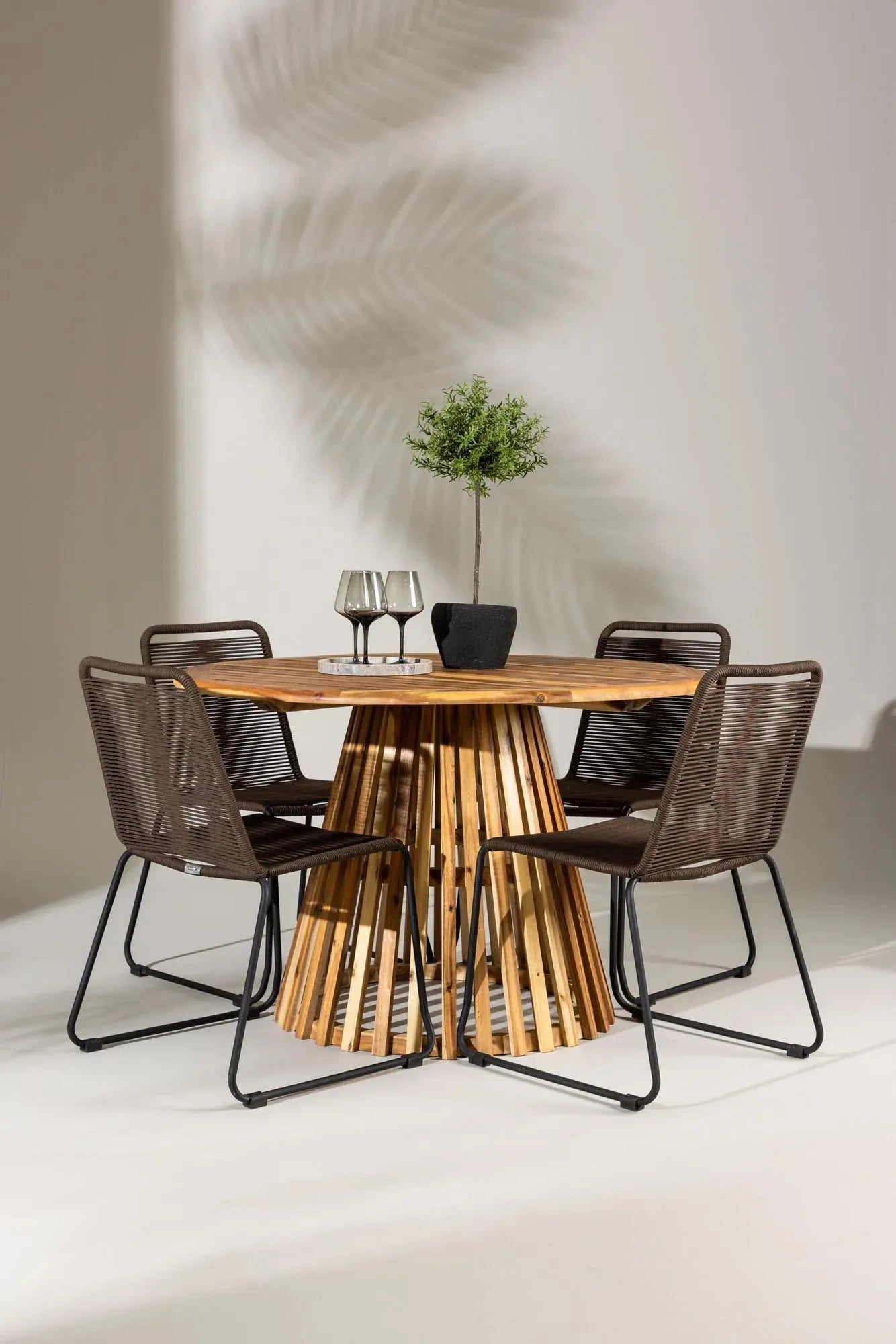 Elegantes Esszimmerset aus Akazienholz, rund, für gesellige Runden. Stilvoll, langlebig, pflegeleicht. Perfekt für Ihr Zuhause.