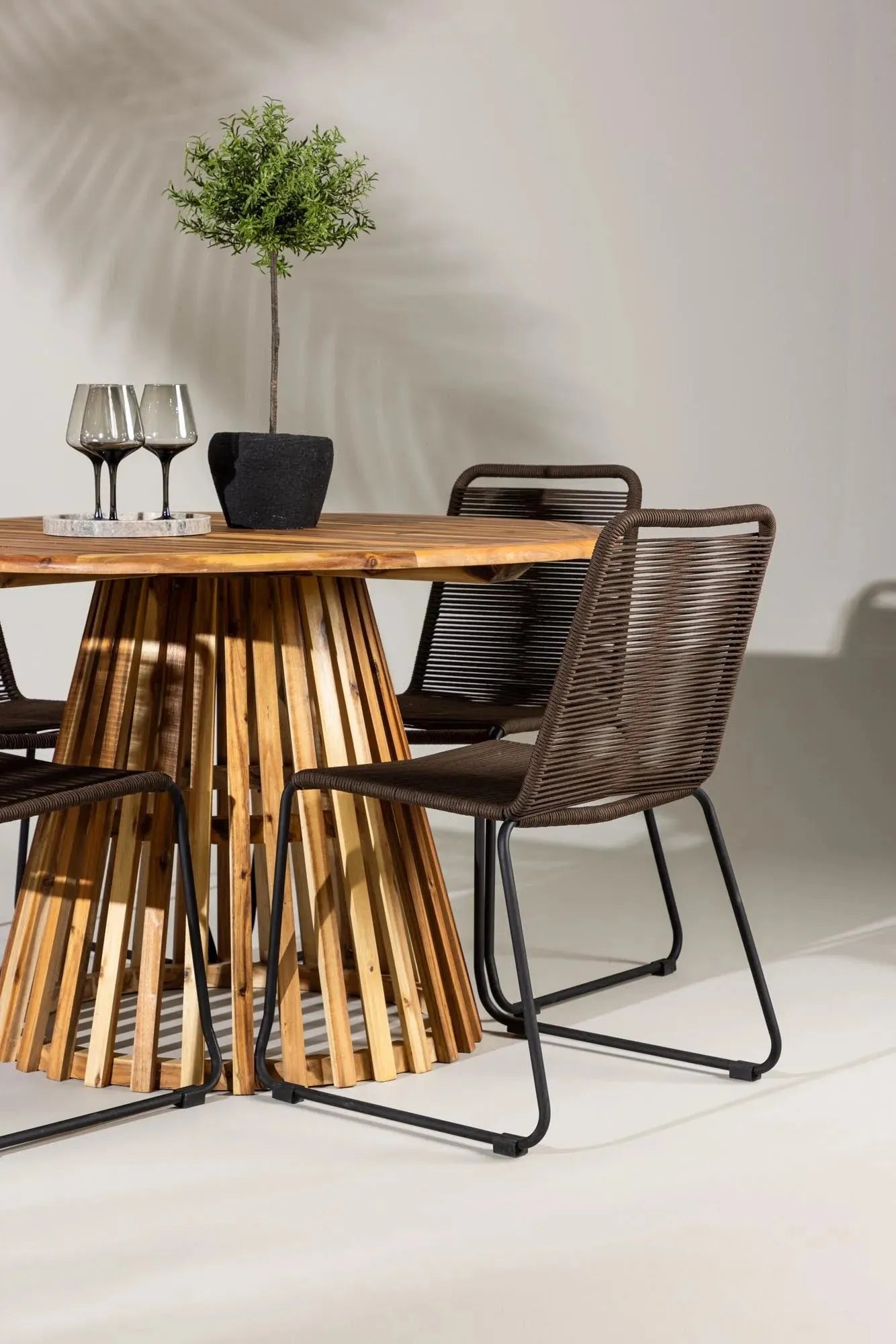 Elegantes Esszimmerset aus Akazienholz, rund, für gesellige Runden. Stilvoll, langlebig, pflegeleicht. Perfekt für Ihr Zuhause.