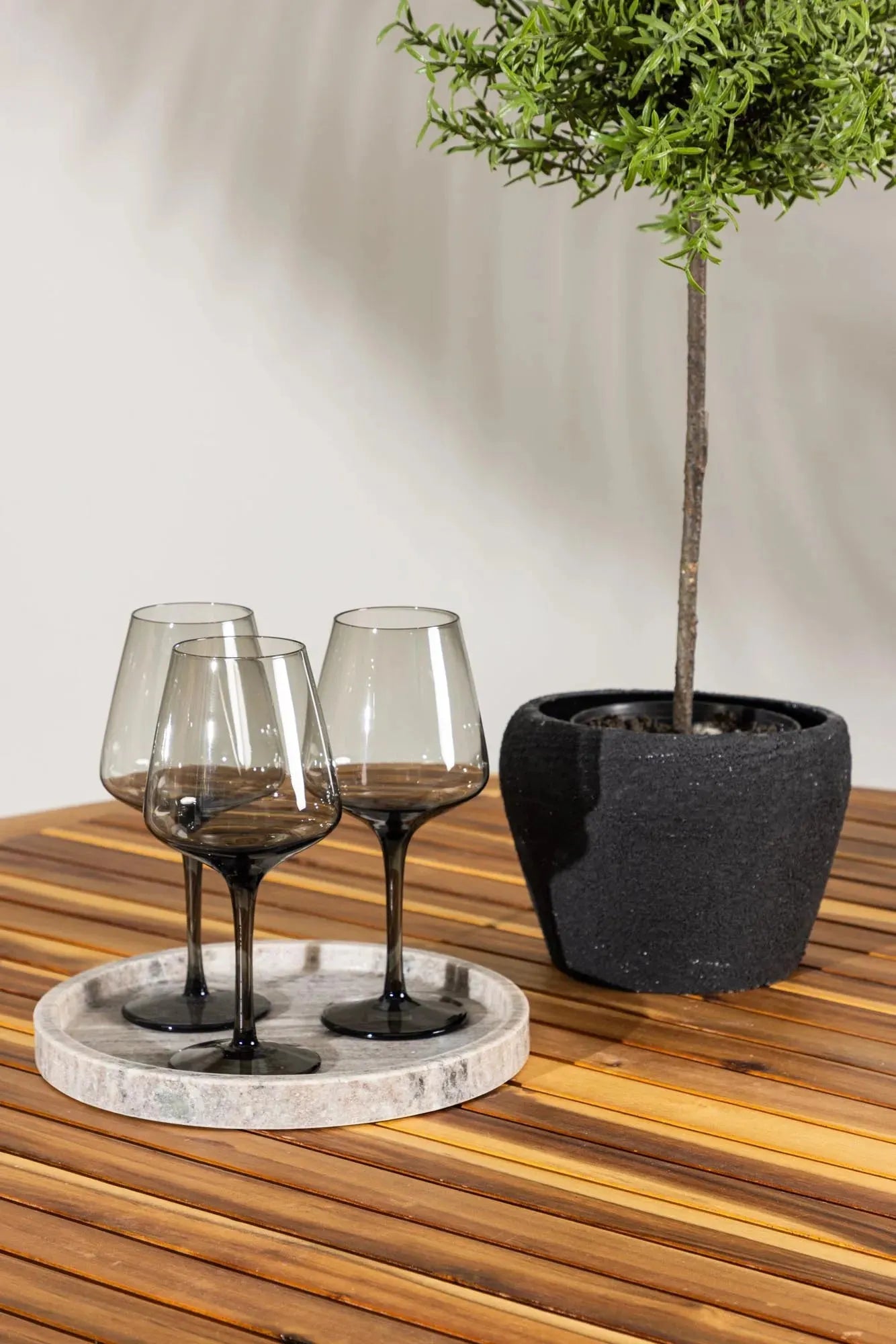 Elegantes Esszimmerset aus Akazienholz, rund, für gesellige Runden. Stilvoll, langlebig, pflegeleicht. Perfekt für Ihr Zuhause.