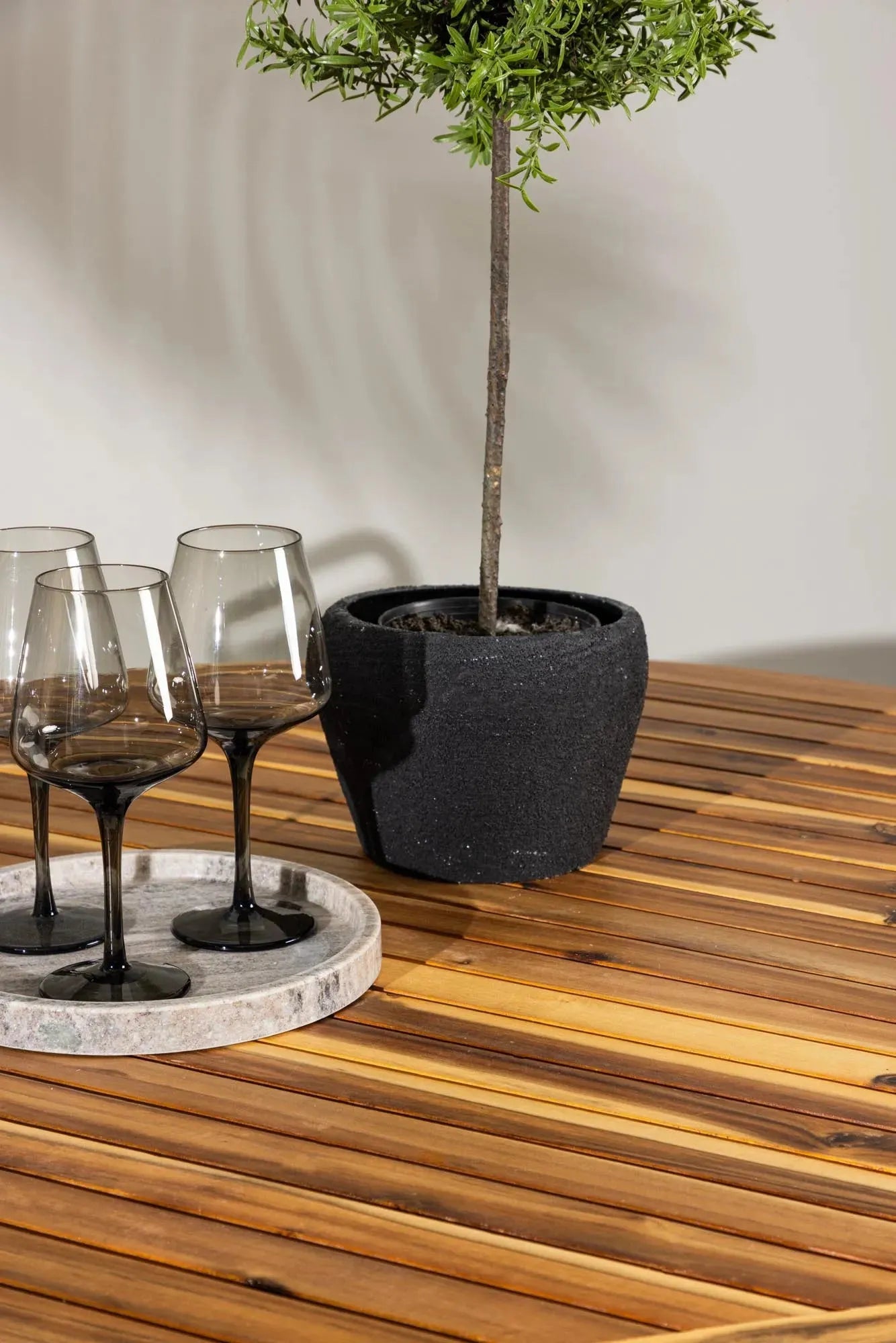Elegantes Esszimmerset aus Akazienholz, rund, für gesellige Runden. Stilvoll, langlebig, pflegeleicht. Perfekt für Ihr Zuhause.