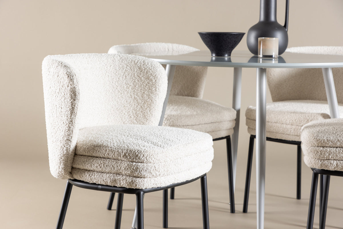 Plaza Esstisch mit Agnes Stühlen in Weiss präsentiert im Onlineshop von KAQTU Design AG. Esszimmerset ist von Venture Home