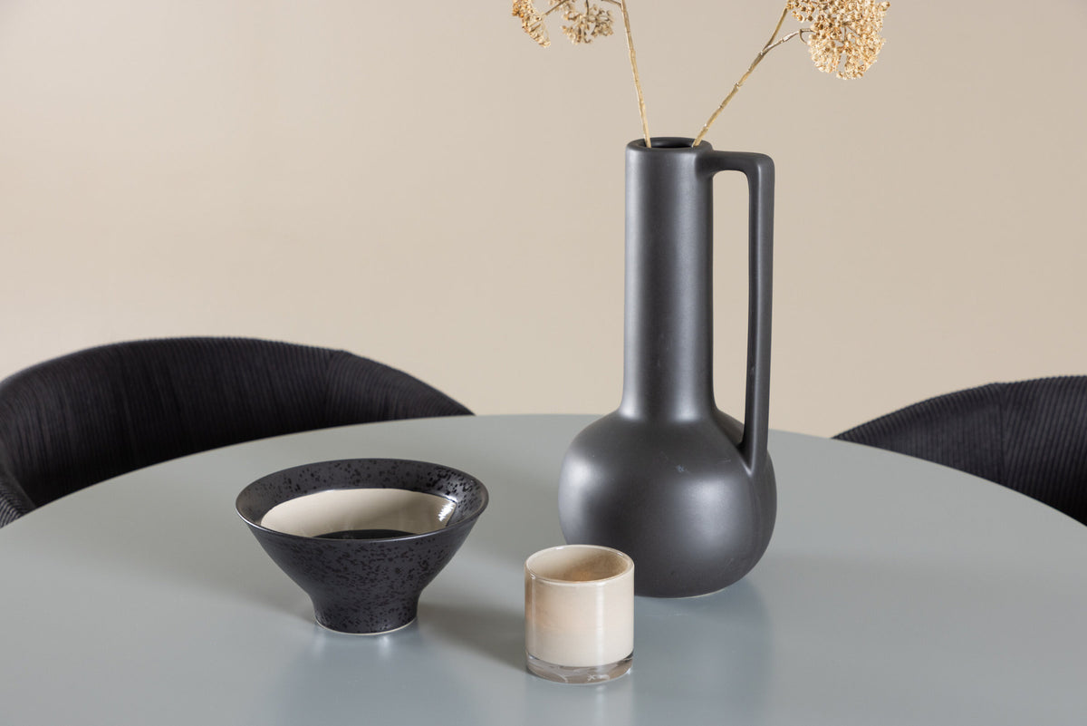 Plaza Esstisch mit Berit Stühlen in Schwarz präsentiert im Onlineshop von KAQTU Design AG. Esszimmerset ist von Venture Home