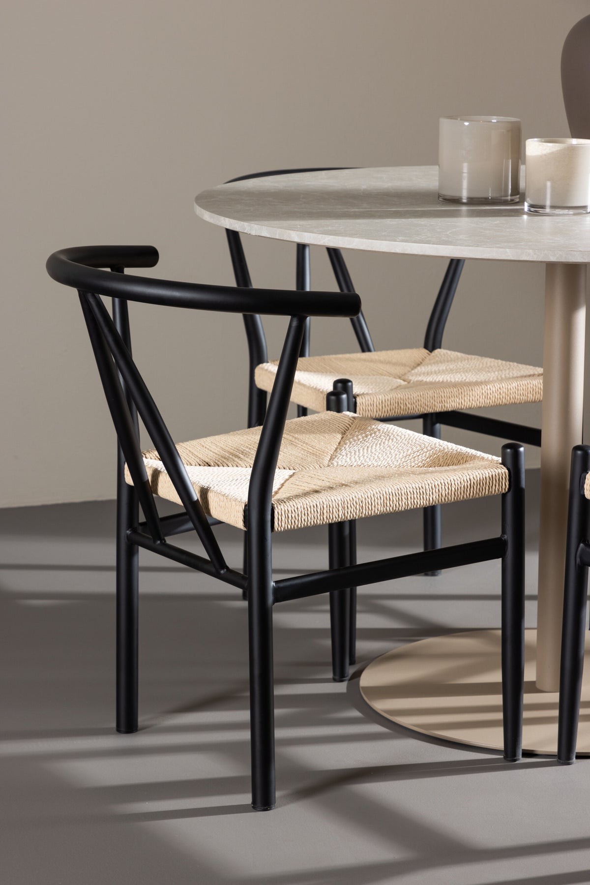 Lycke Esstisch mit Alfons Stühlen in  präsentiert im Onlineshop von KAQTU Design AG. Bartischset ist von Venture Home