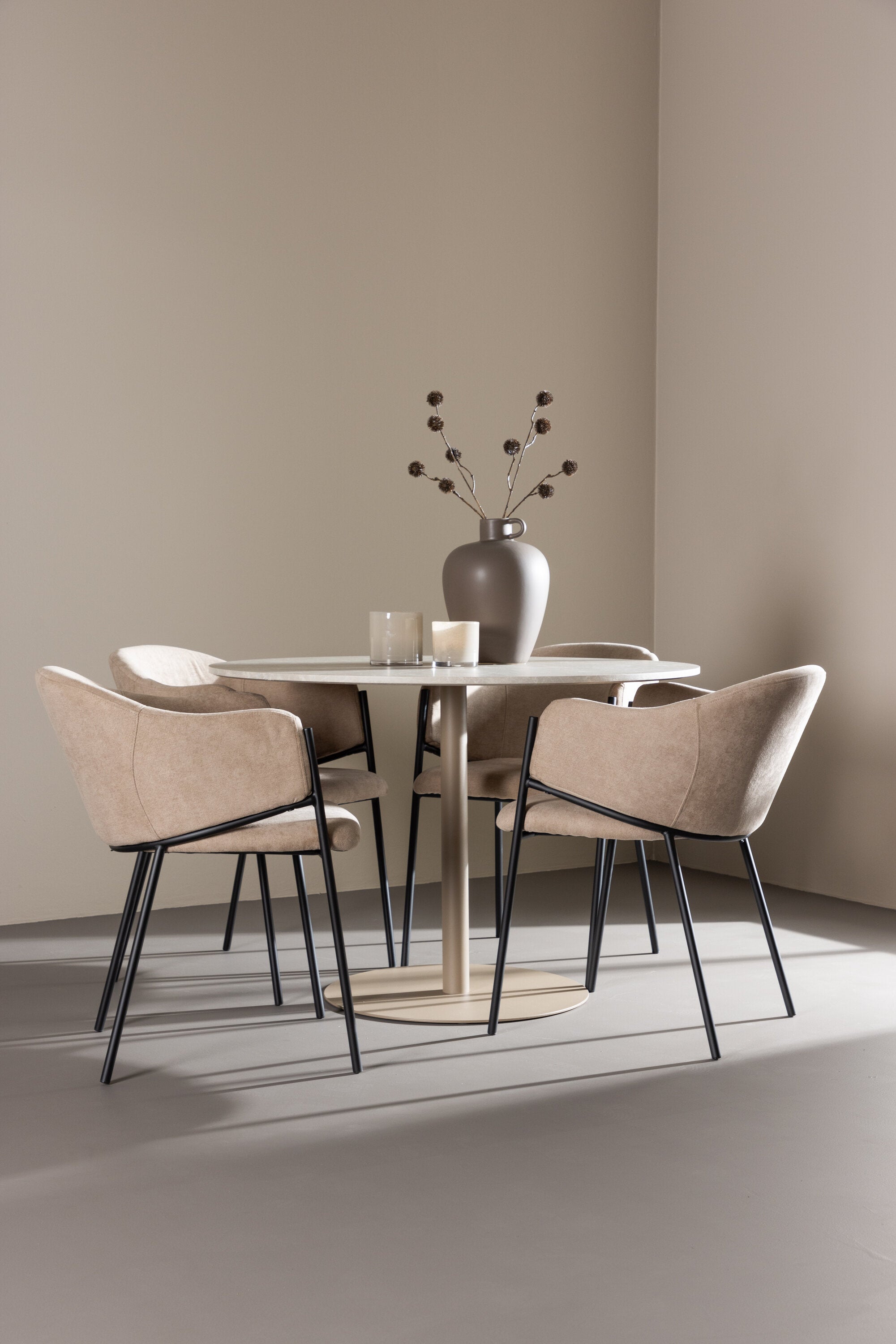 Lycke Esstisch mit Stühlen von Evelina in  präsentiert im Onlineshop von KAQTU Design AG. Bartischset ist von Venture Home