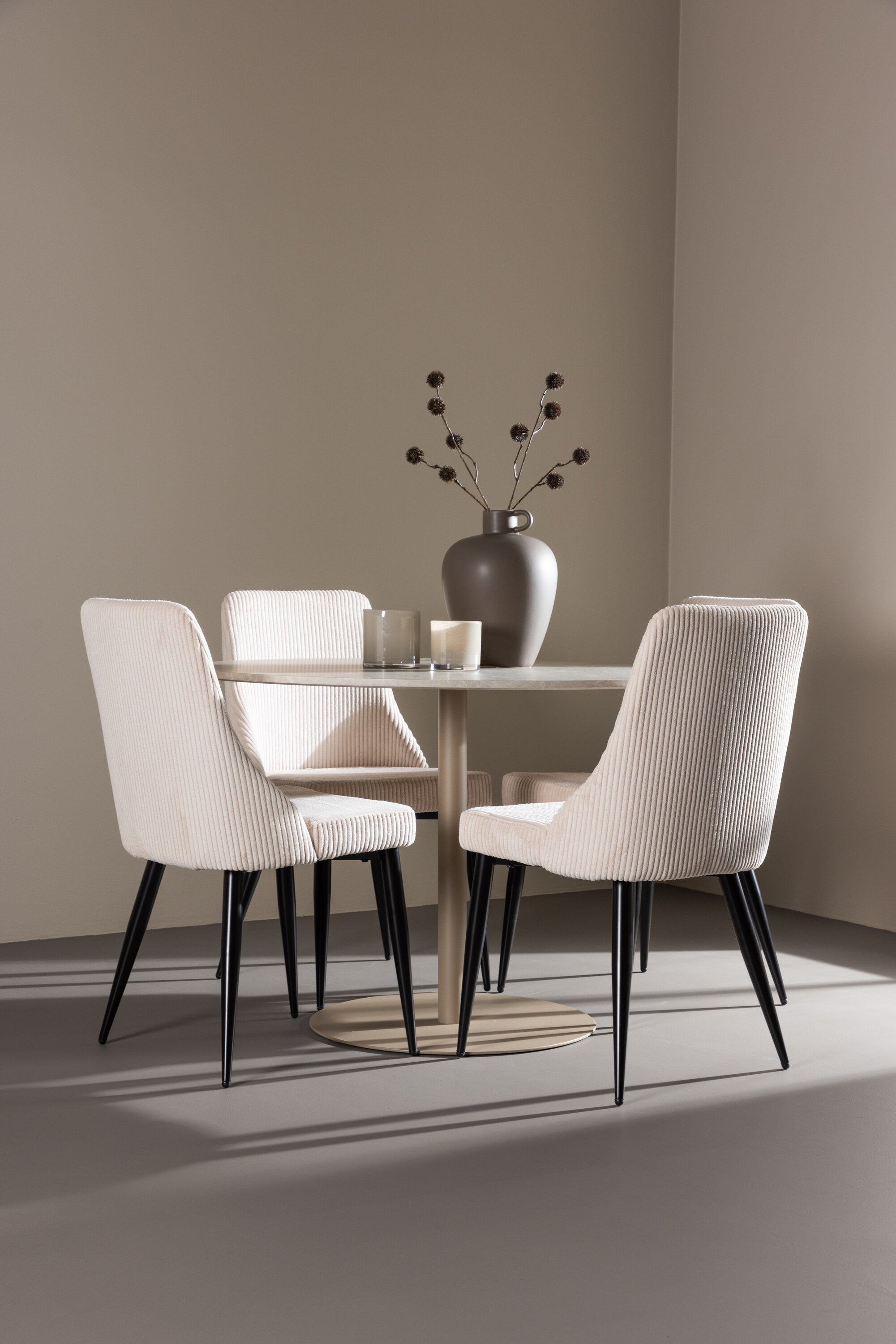 Lycke Esstisch mit Leone Stühlen in  präsentiert im Onlineshop von KAQTU Design AG. Bartischset ist von Venture Home