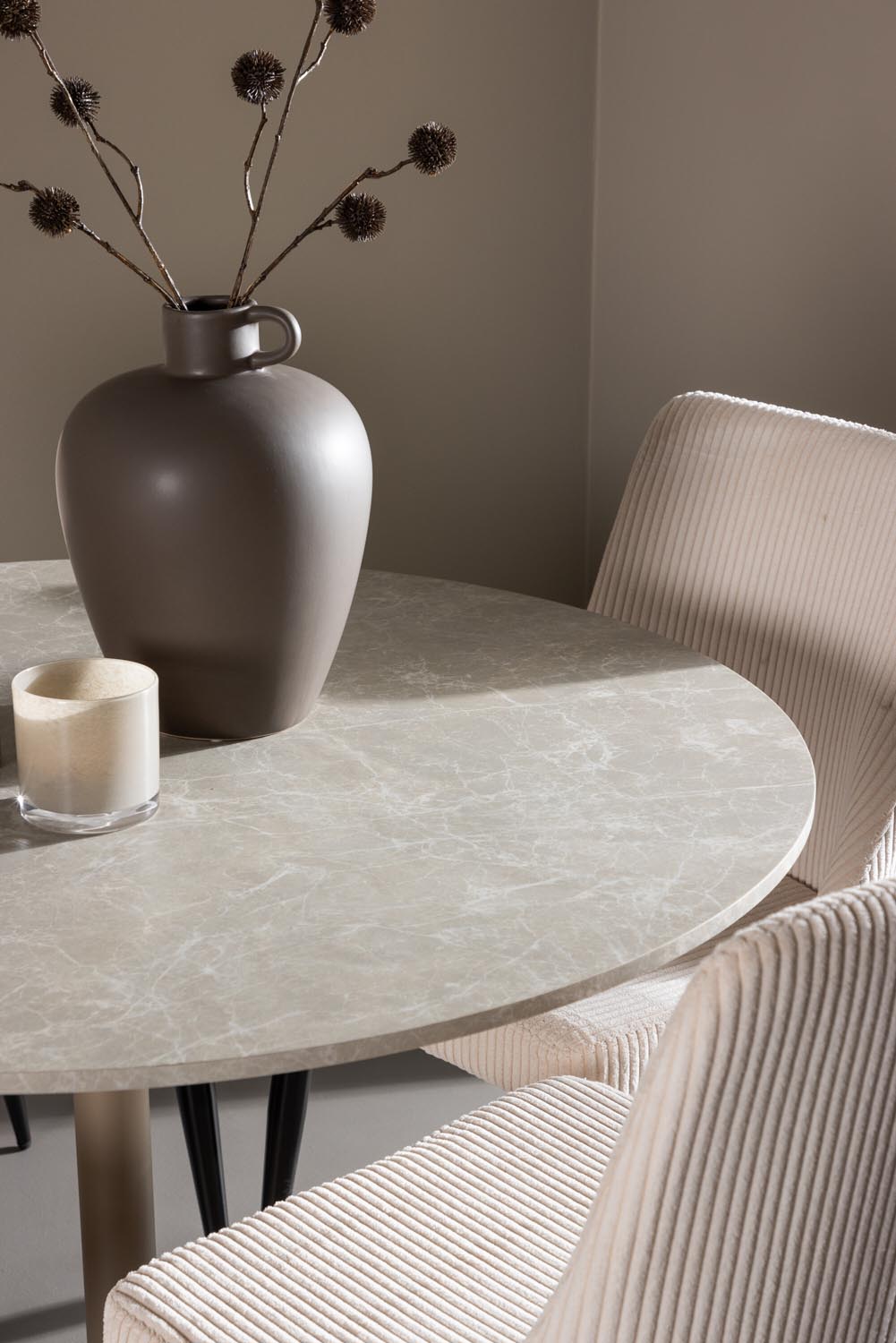 Lycke Esstisch mit Leone Stühlen in  präsentiert im Onlineshop von KAQTU Design AG. Bartischset ist von Venture Home