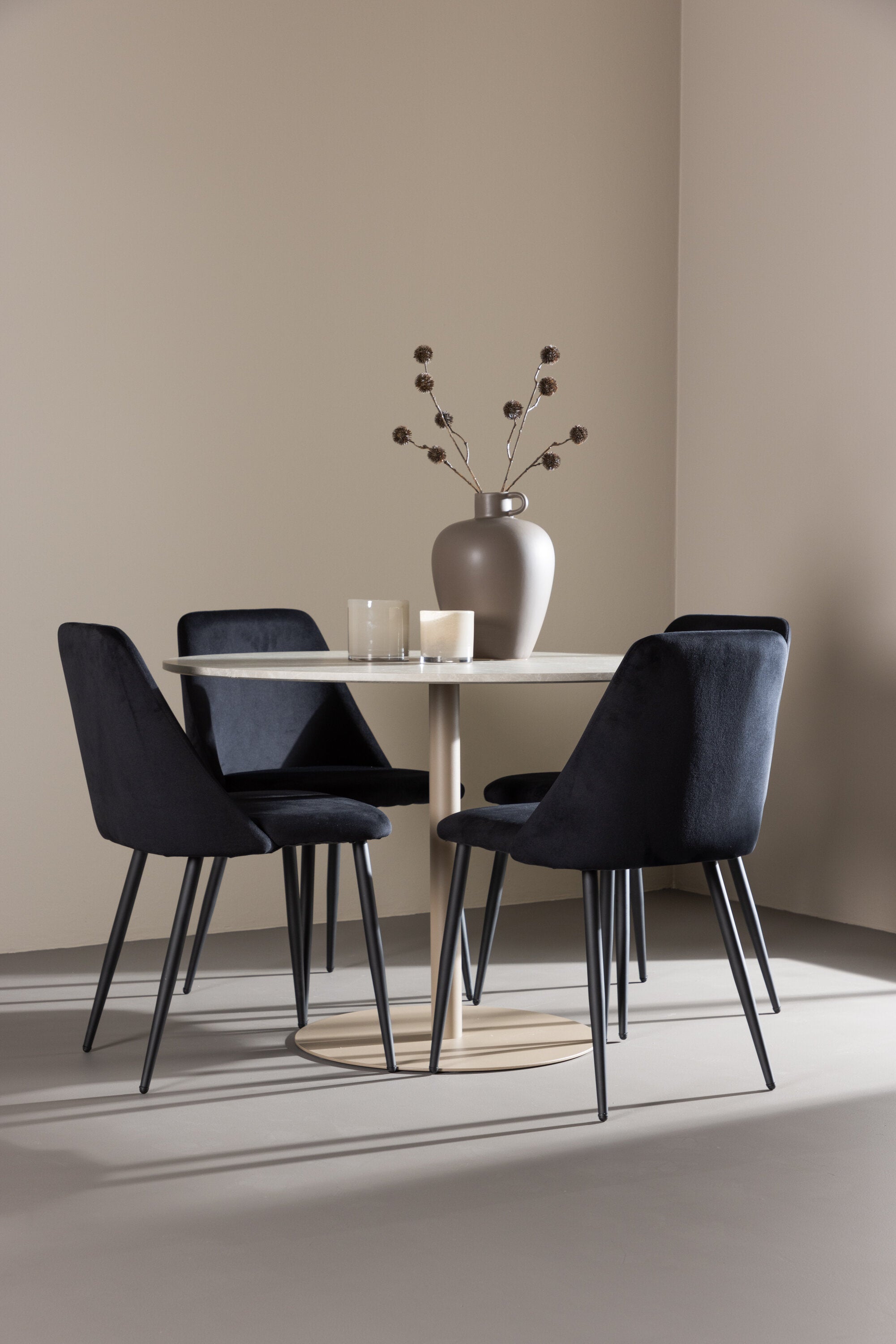 Lycke Esstisch mit Night Stühlen in  präsentiert im Onlineshop von KAQTU Design AG. Bartischset ist von Venture Home