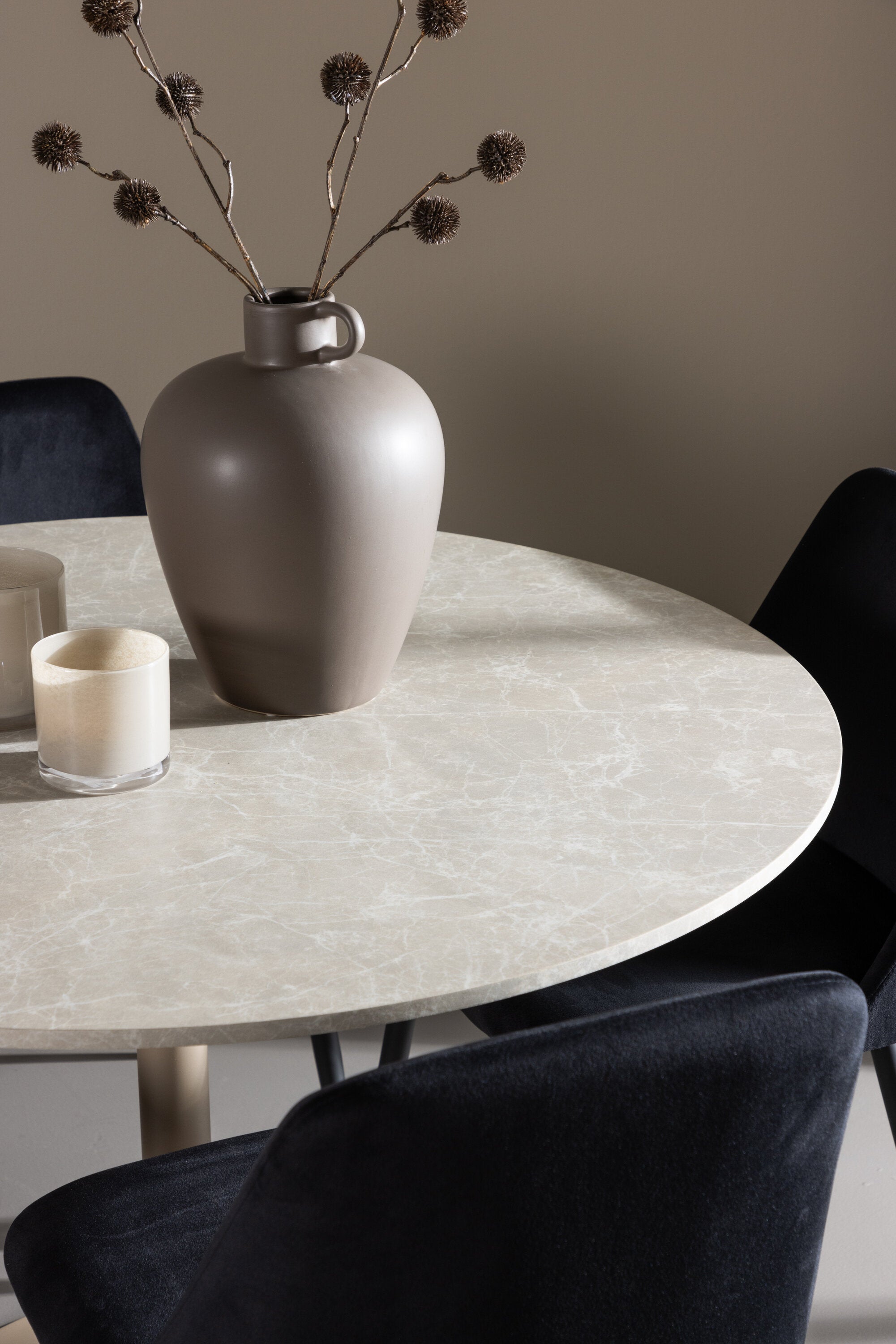 Lycke Esstisch mit Night Stühlen in  präsentiert im Onlineshop von KAQTU Design AG. Bartischset ist von Venture Home
